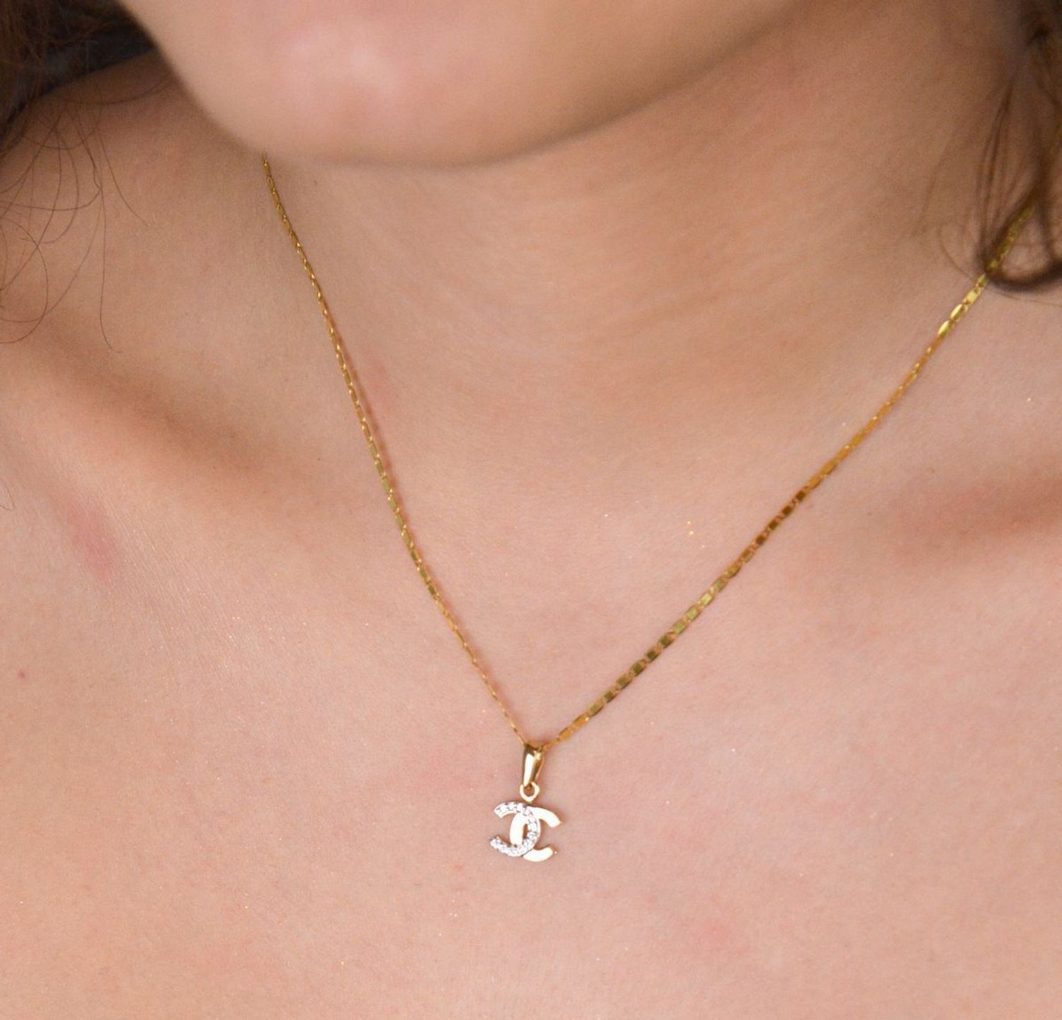 Zawieszka złota chanelka z białą cyrkonią pr 585, DIA-ZAW-4210-585 Złota zawieszka 585 o wzorze chanel z cyrkoniami w białym kolorze. Piękny, złoty wisiorek o ciekawym1.jpg