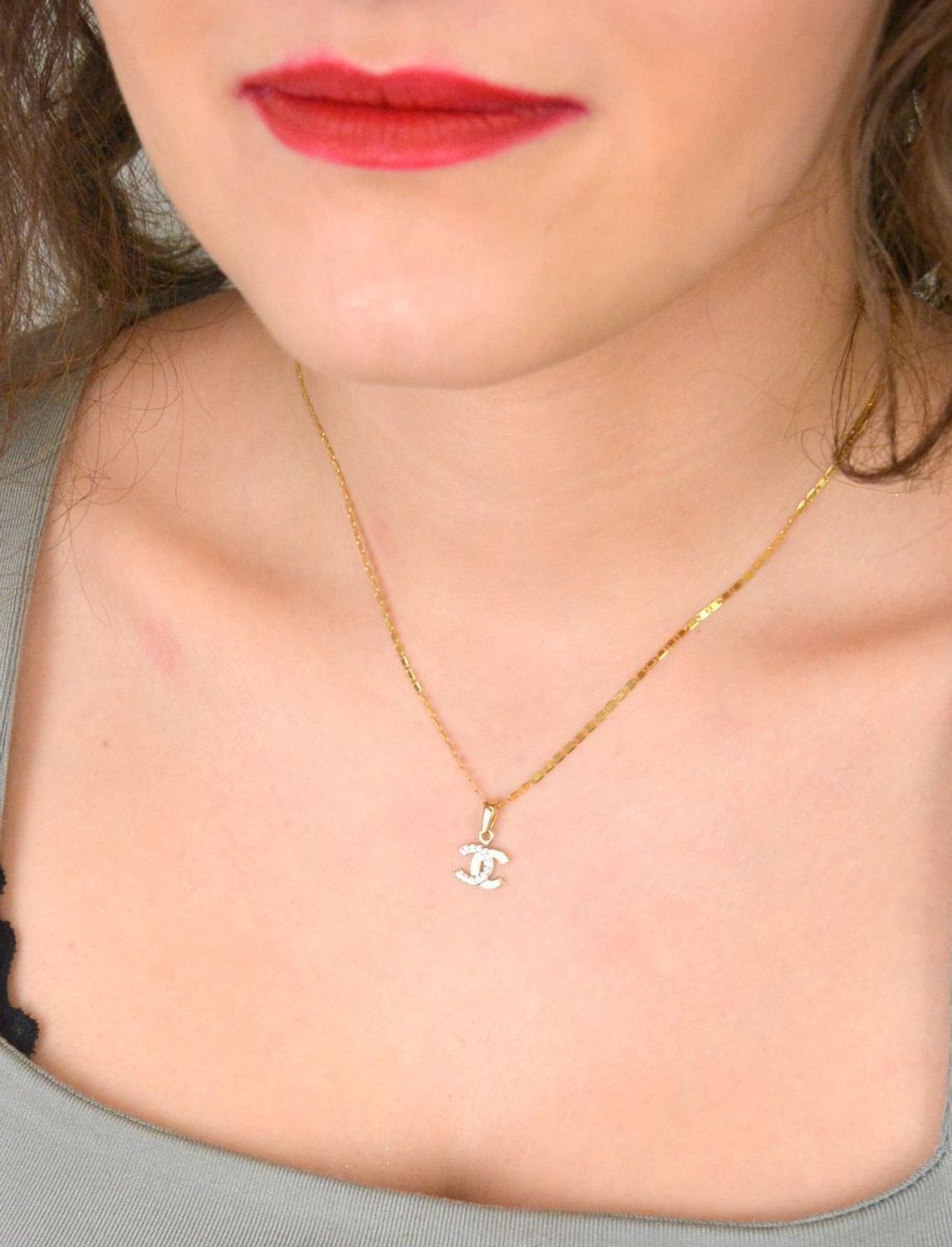 Zawieszka złota chanelka z białą cyrkonią pr 585, DIA-ZAW-4210-585 Złota zawieszka 585 o wzorze chanel z cyrkoniami w białym kolorze. Piękny, złoty wisiorek o ciekawym1.jpg