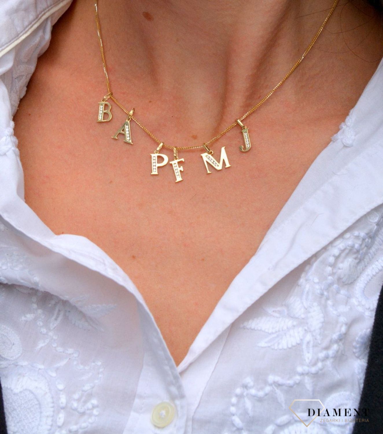 Złota zawieszka w kształcie literki M wykonana z wysokiej próby złota 585..jpg