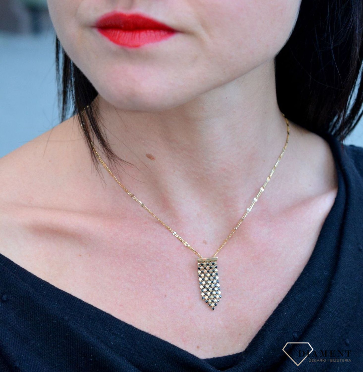 Złota zawieszka ażurowa o nowoczesnym wyglądzie z czarną cyrkonią DIA-ZAW-4250-585.jpg