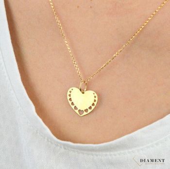Piękna złota zawieszka w kształcie serca to śliczny dodatek, który odmieni każdą stylizację. Ażurowy wzór sprawia, że wisiorek wygląda przestrzennie. Złoto jest metalem szlachetnym znanym  (3).JPG