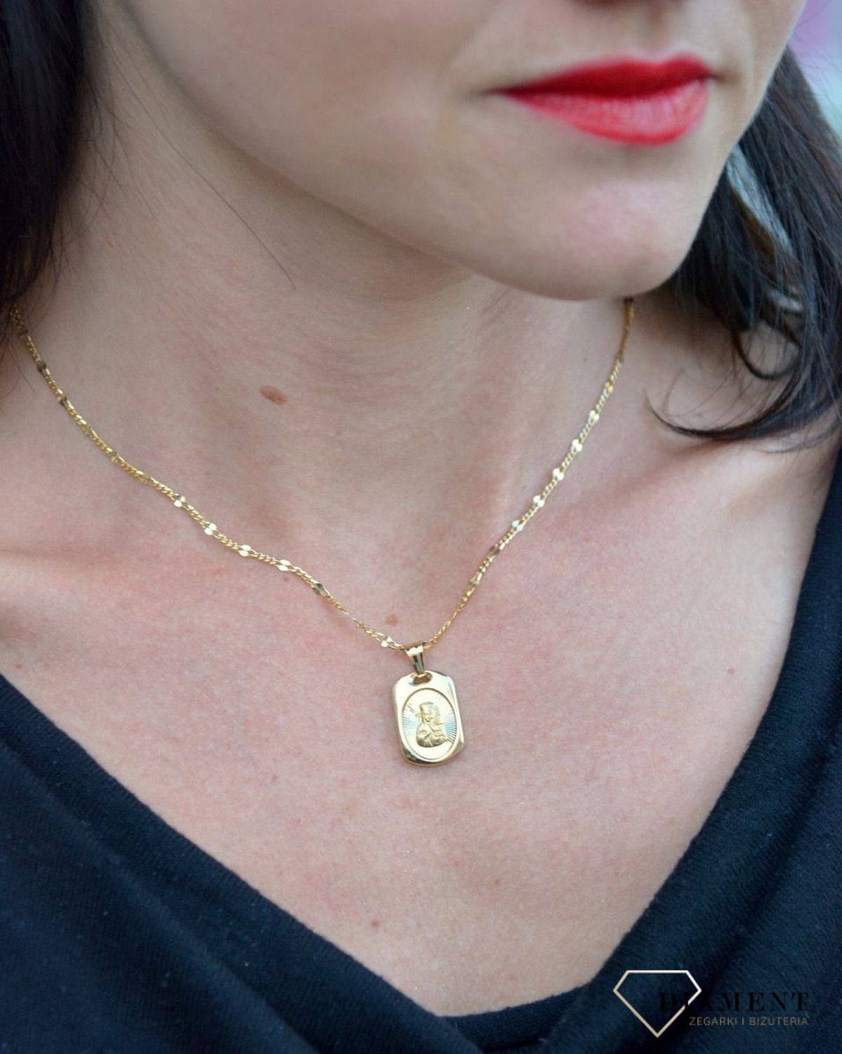 Złota zawieszka prostokątny medalik z Matką Boską DIA-ZAW-4353-585. Złoty medalik został wykonany z najwyższej jakości 14 – karatowego żółtego złota.jpg