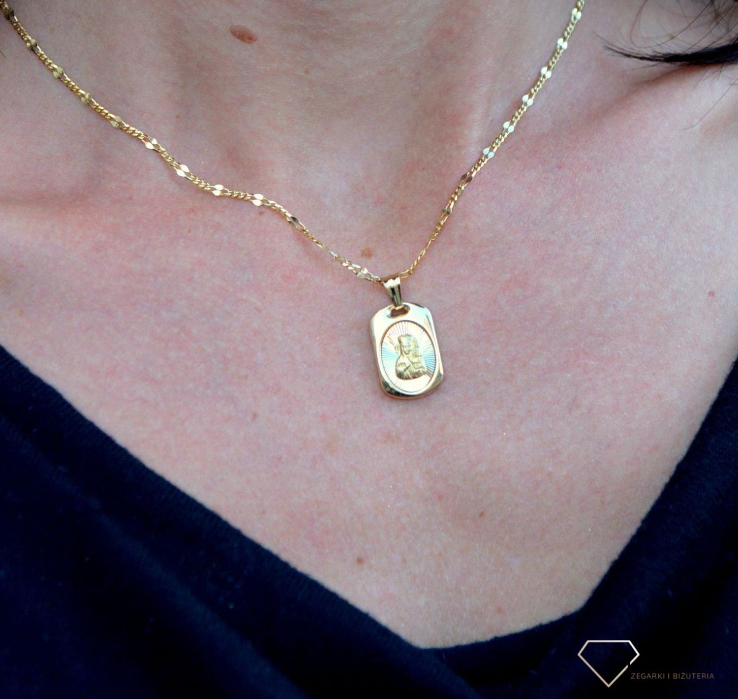 Złota zawieszka prostokątny medalik z Matką Boską DIA-ZAW-4353-585. Złoty medalik został wykonany z najwyższej jakości 14 – karatowego żółtego złota.jpg