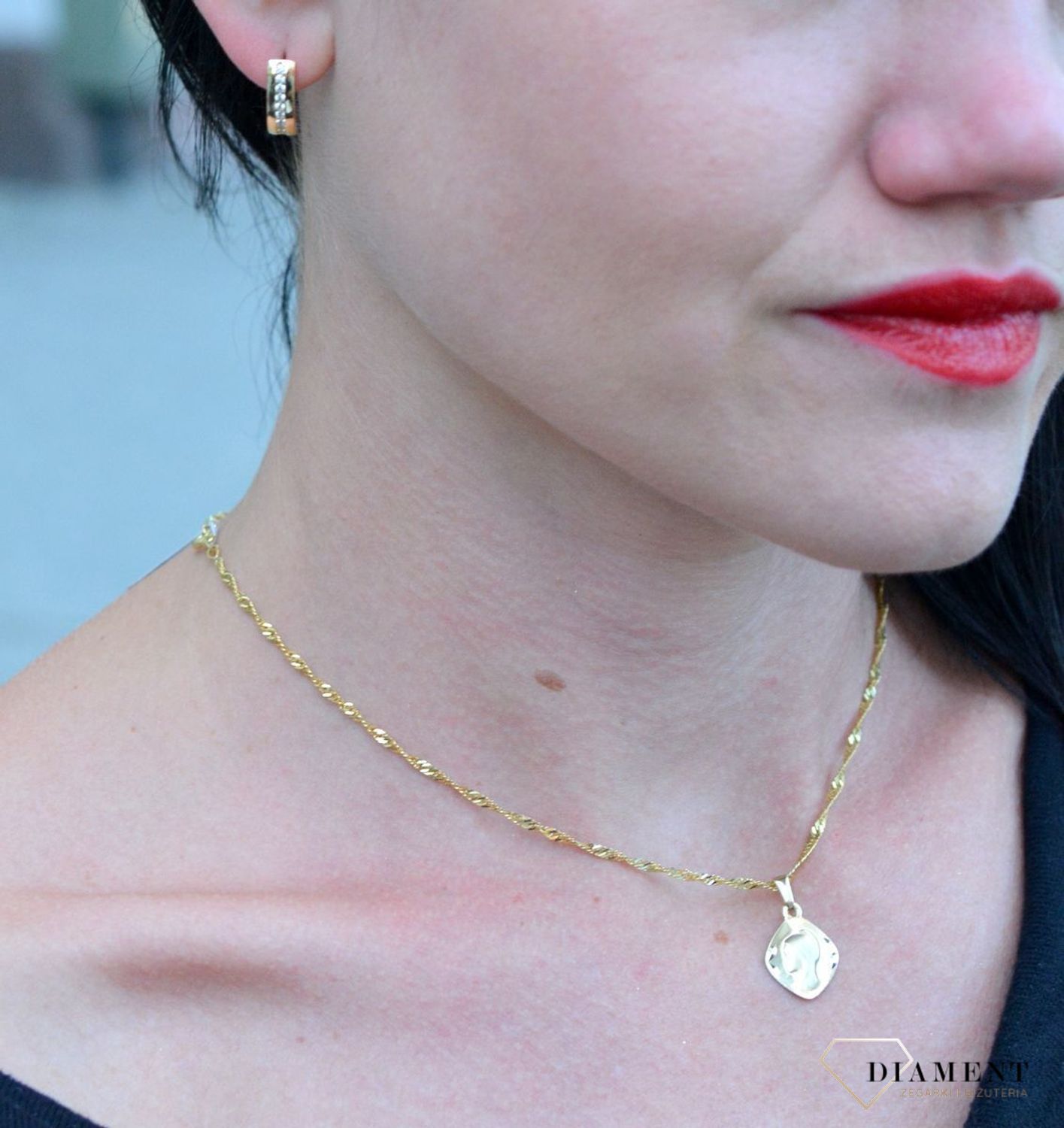 Złota zawieszka medalik grawerowany z wizerunkiem Matki Boskiej DIA-ZAW-4354-585.jpg