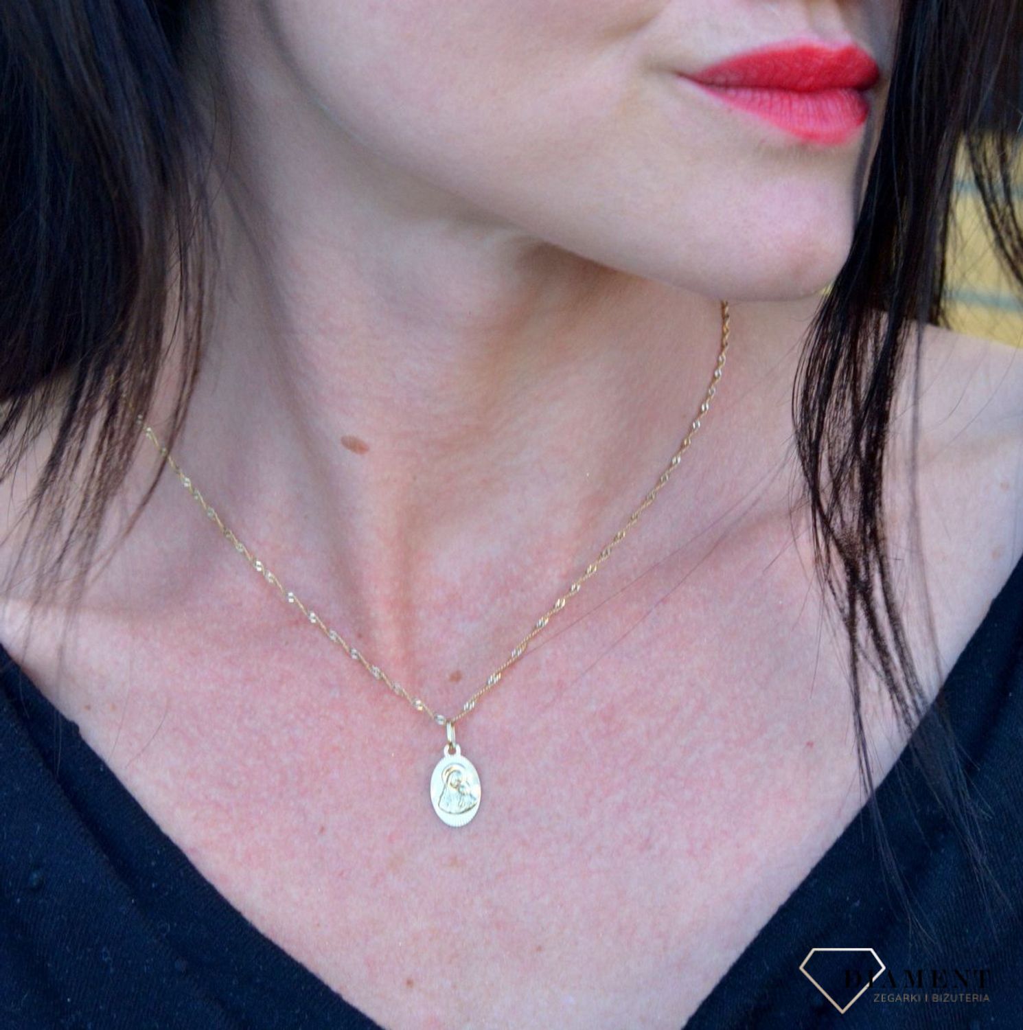 Złota zawieszka owalny medalik Matka Boska DIA-ZAW-4355-585. Piękny medalik o bogatej symbolice religijnej. Religijną biżuterię wykonano z 14-karatowego żółtego złota.jpg