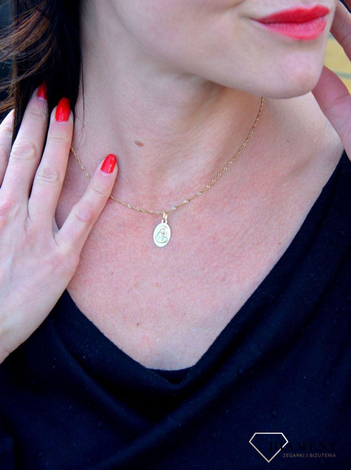 Złota zawieszka owalny medalik Matka Boska DIA-ZAW-4355-585. Piękny medalik o bogatej symbolice religijnej. Religijną biżuterię wykonano z 14-karatowego żółtego złota.jpg