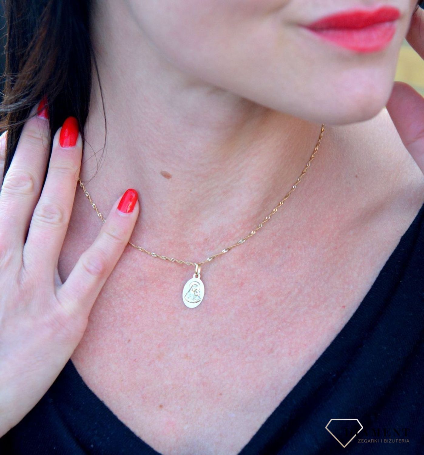 Złota zawieszka owalny medalik Matka Boska DIA-ZAW-4355-585. Piękny medalik o bogatej symbolice religijnej. Religijną biżuterię wykonano z 14-karatowego żółtego złota.jpg