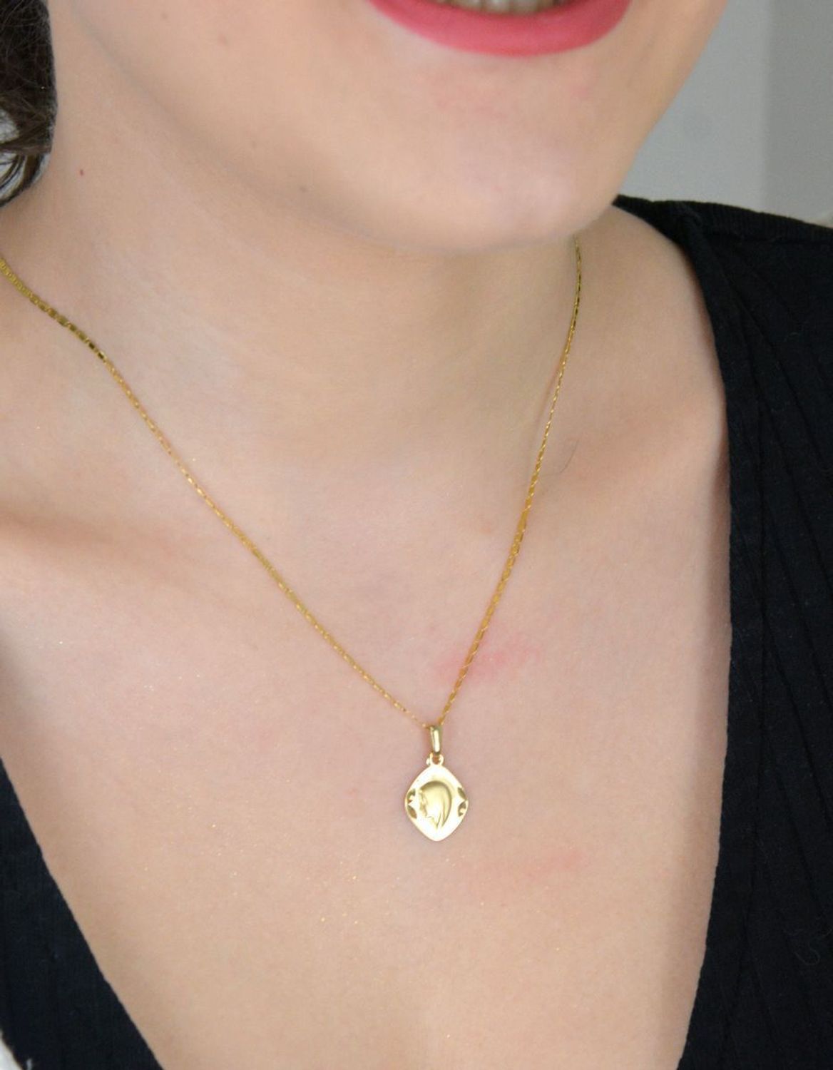 Zawieszka złota medalik Matka Boska pr 585, DIA-ZAW-4357-585 złota zawieszka 585 medalik z Matką Boską. Medalik będący wspaniałą pamiątką i prezentem1.jpg