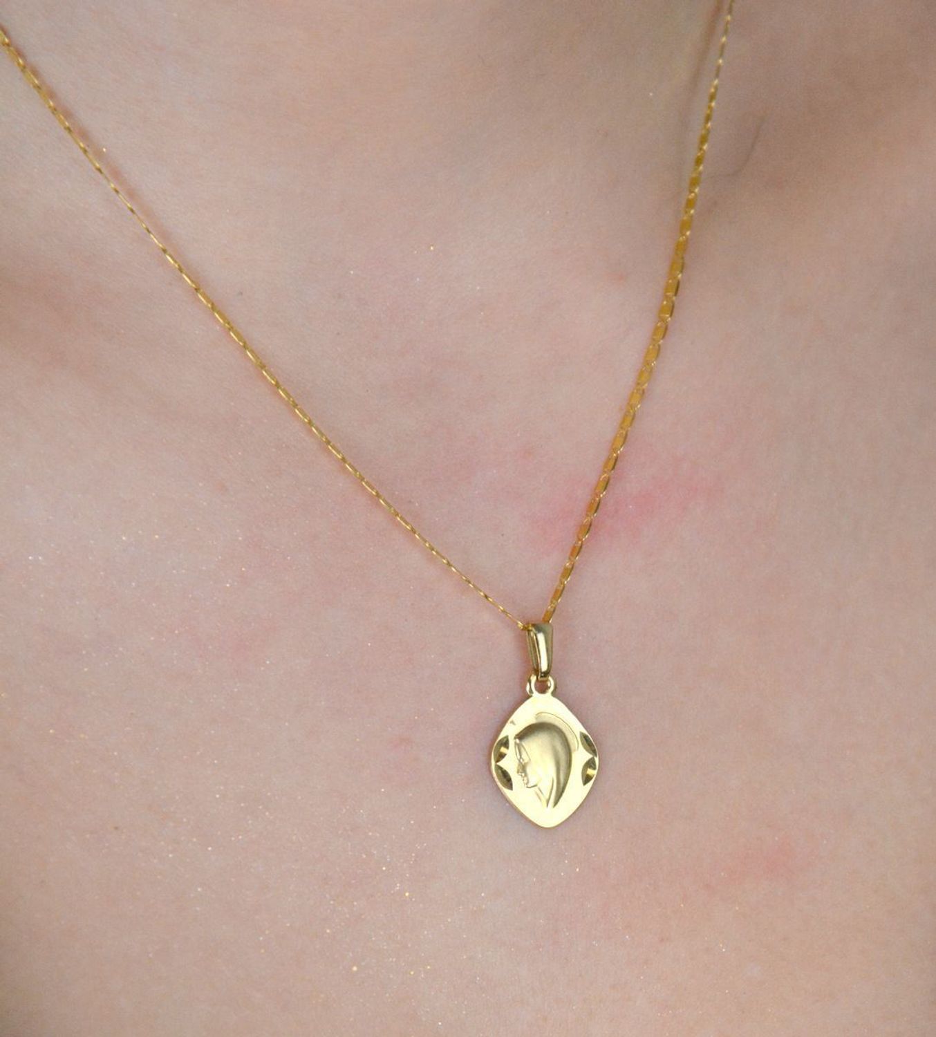 Zawieszka złota medalik Matka Boska pr 585, DIA-ZAW-4357-585 złota zawieszka 585 medalik z Matką Boską. Medalik będący wspaniałą pamiątką i prezentem1.jpg