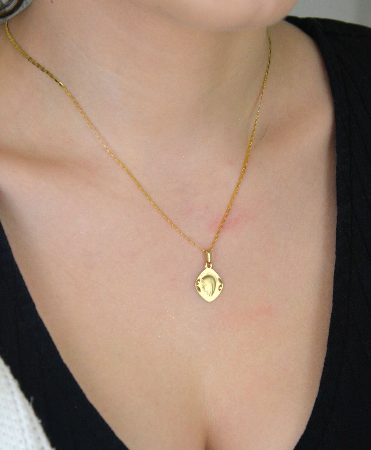 Zawieszka złota medalik Matka Boska pr 585, DIA-ZAW-4357-585 złota zawieszka 585 medalik z Matką Boską. Medalik będący wspaniałą pamiątką i prezentem1.jpg