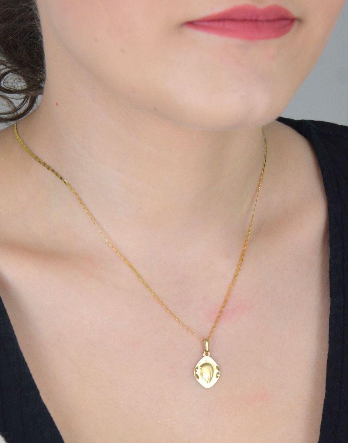 Zawieszka złota medalik Matka Boska pr 585, DIA-ZAW-4357-585 złota zawieszka 585 medalik z Matką Boską. Medalik będący wspaniałą pamiątką i prezentem1.jpg