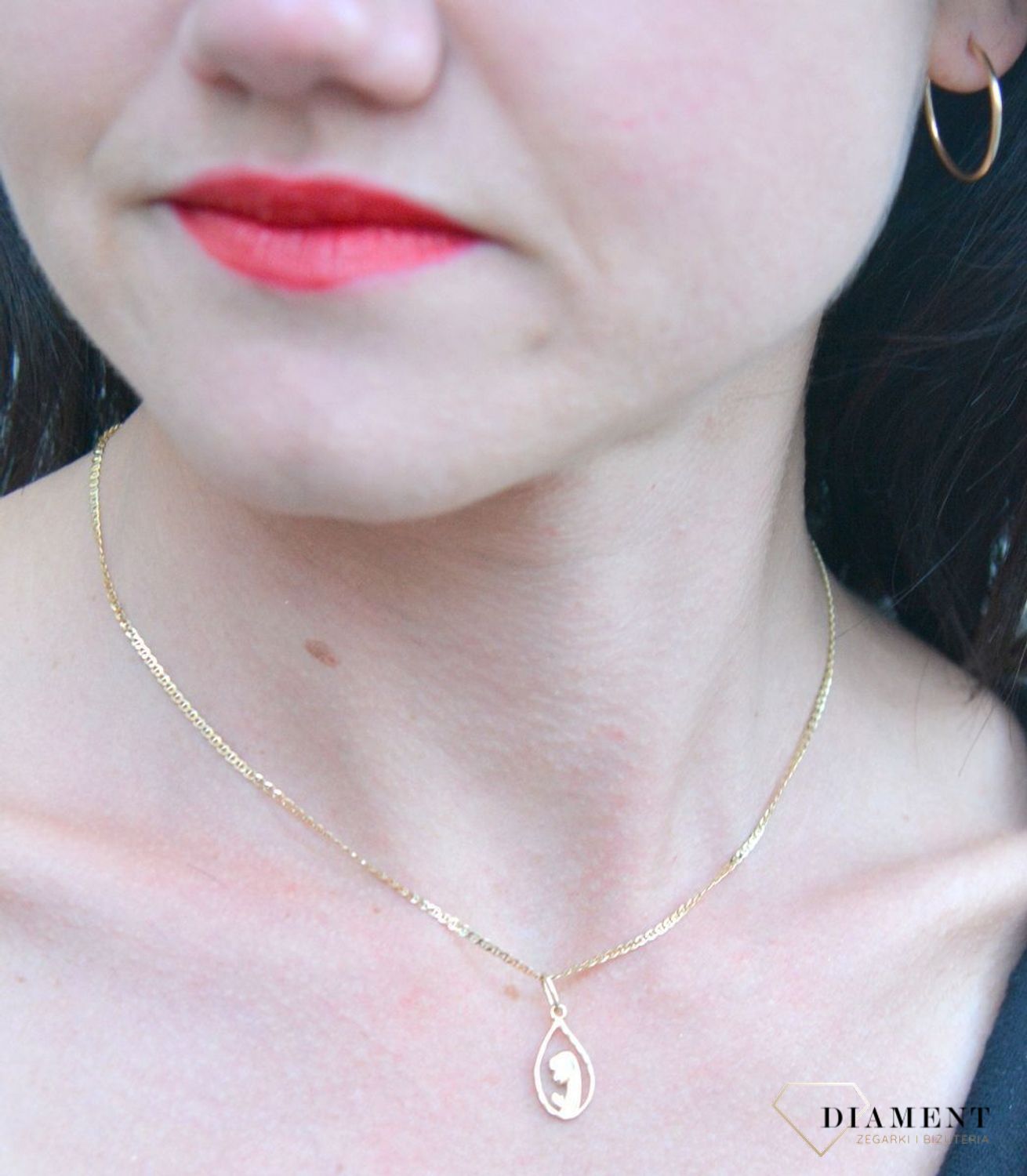 Złota zawieszka medalik wizerunek Maryi w łezce DIA-ZAW-4358-585. Wyjątkowa biżuteria sprawdzi się idealnie jako prezent i upamiętnienie takich chwil jak Pierwsza Komunia, Chrzest czy Bierzmowanie.jpg