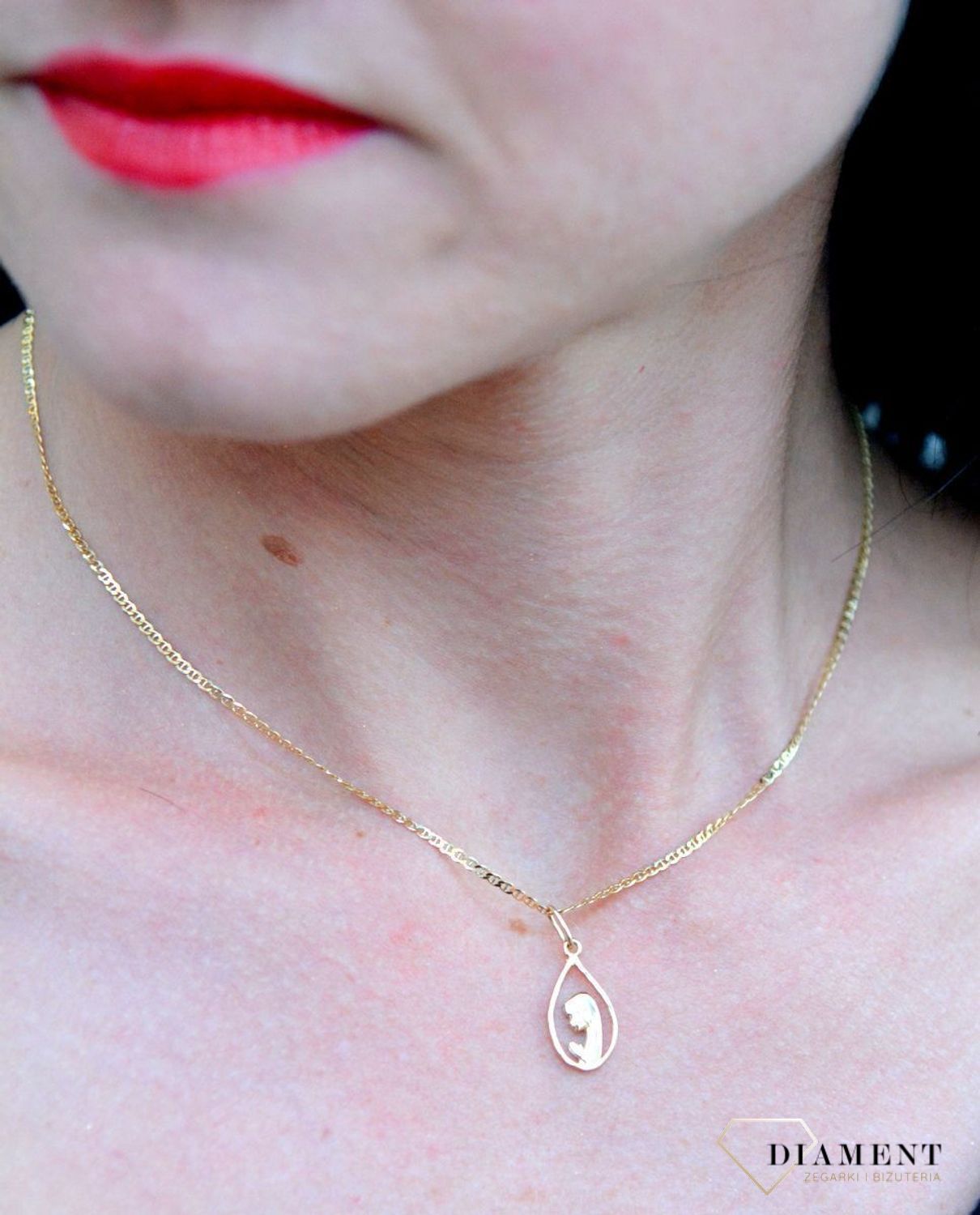 Złota zawieszka medalik wizerunek Maryi w łezce DIA-ZAW-4358-585. Wyjątkowa biżuteria sprawdzi się idealnie jako prezent i upamiętnienie takich chwil jak Pierwsza Komunia, Chrzest czy Bierzmowanie.jpg