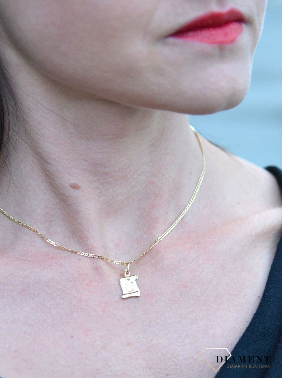 Złota zawieszka medalik papirus z Matką Boska DIA-ZAW-4359-585. Piękny medalik o bogatej symbolice religijnej. Religijną biżuterię wykonano z 14-karatowego żółtego złota.jpg