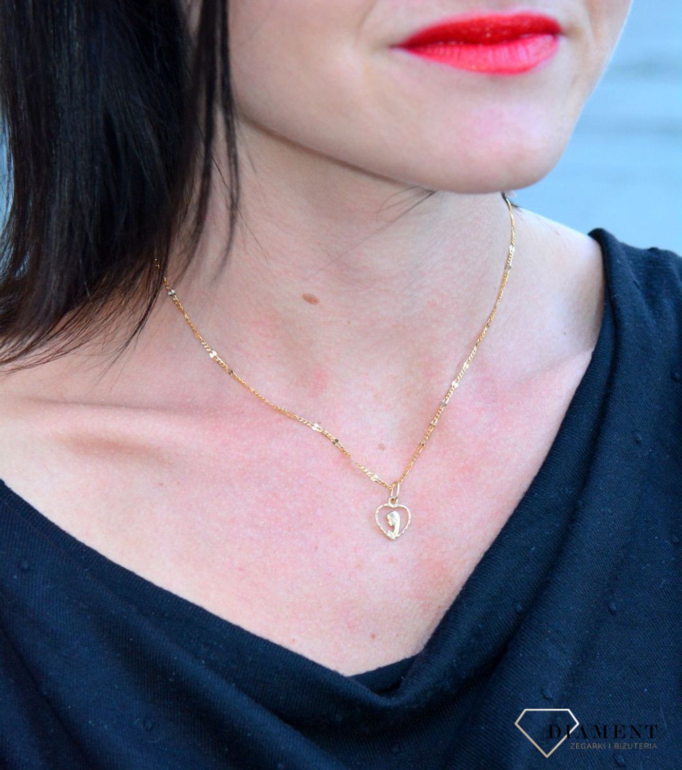 Złota zawieszka medalik wizerunek Maria Boska w serduszku DIA-ZAW-4360-585. Piękny medalik o bogatej symbolice religijnej. Wyjątkowa biżuteria sprawdzi się idealnie jako prezent i upamiętnienie takich chwil jak Pierwsza Komuni.jpg