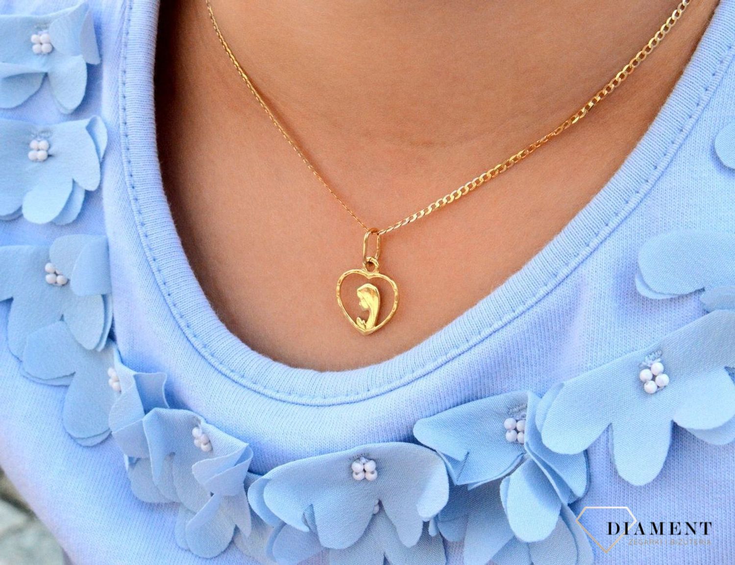 Złota zawieszka medalik wizerunek Maria Boska w serduszku DIA-ZAW-4360-585. Piękny medalik o bogatej symbolice religijnej. Wyjątkowa biżuteria sprawdzi się idealnie jako prezent i upamiętnienie takich chwil jak Pierwsza Komuni.jpg