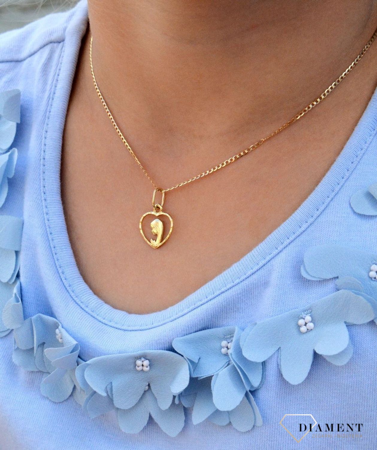 Złota zawieszka medalik wizerunek Maria Boska w serduszku DIA-ZAW-4360-585. Piękny medalik o bogatej symbolice religijnej. Wyjątkowa biżuteria sprawdzi się idealnie jako prezent i upamiętnienie takich chwil jak Pierwsza Komuni.jpg