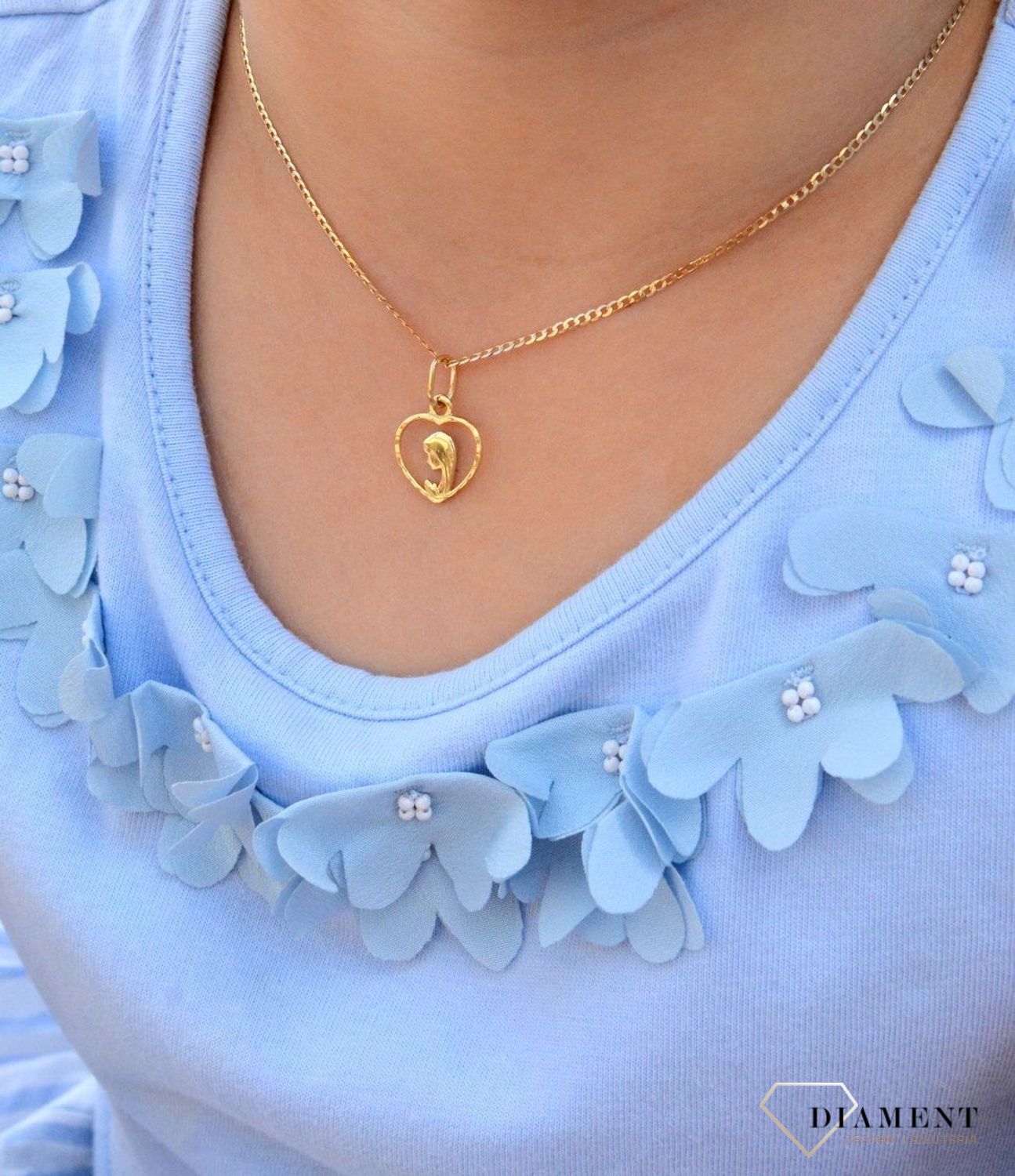 Złota zawieszka medalik wizerunek Maria Boska w serduszku DIA-ZAW-4360-585. Piękny medalik o bogatej symbolice religijnej. Wyjątkowa biżuteria sprawdzi się idealnie jako prezent i upamiętnienie takich chwil jak Pierwsza Komuni.jpg