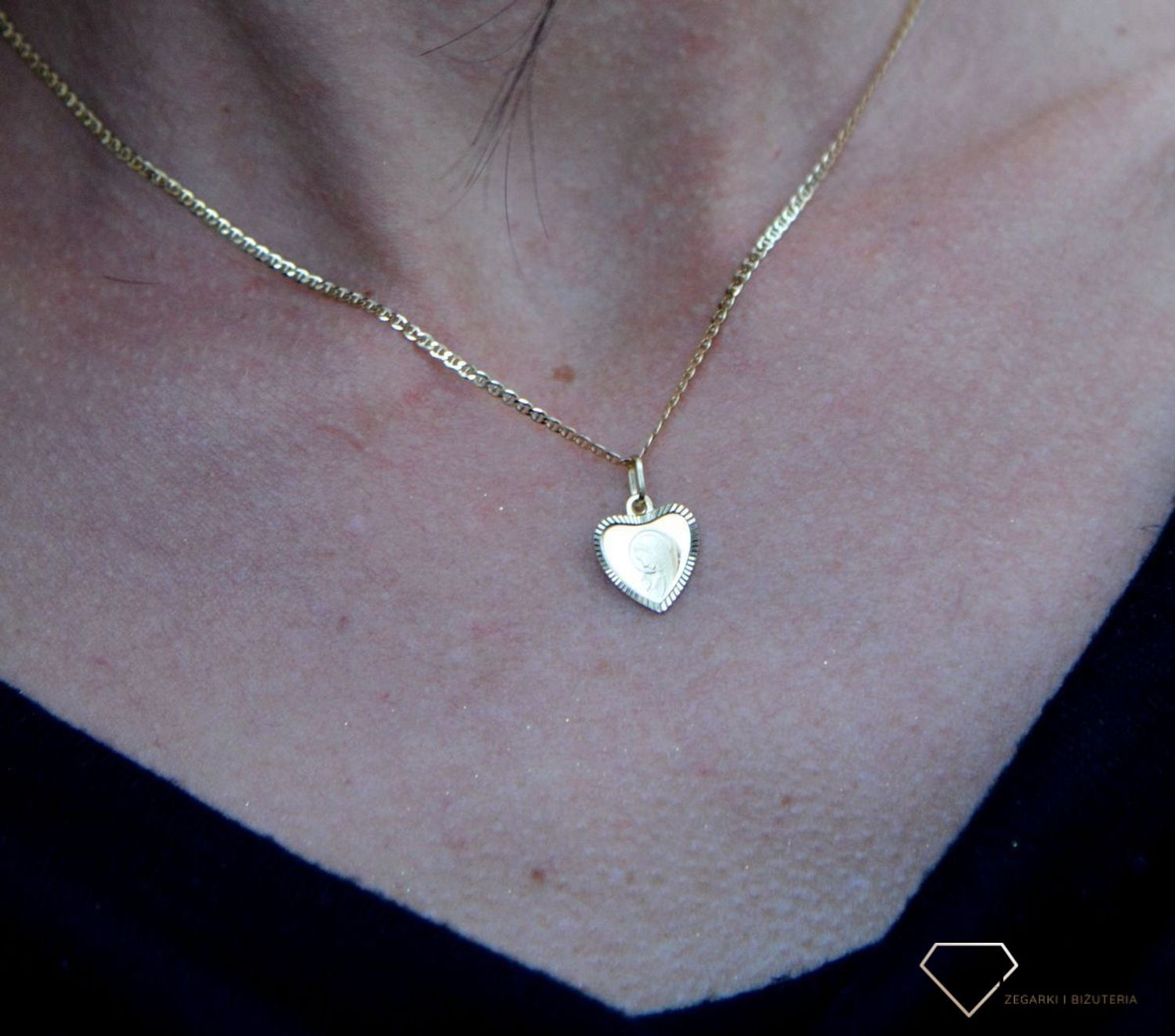 Złota zawieszka medalik kształt grawerowanego serca z Matką Boską DIA-ZAW-4361-585. Piękny medalik o bogatej symbolice religijnej.jpg