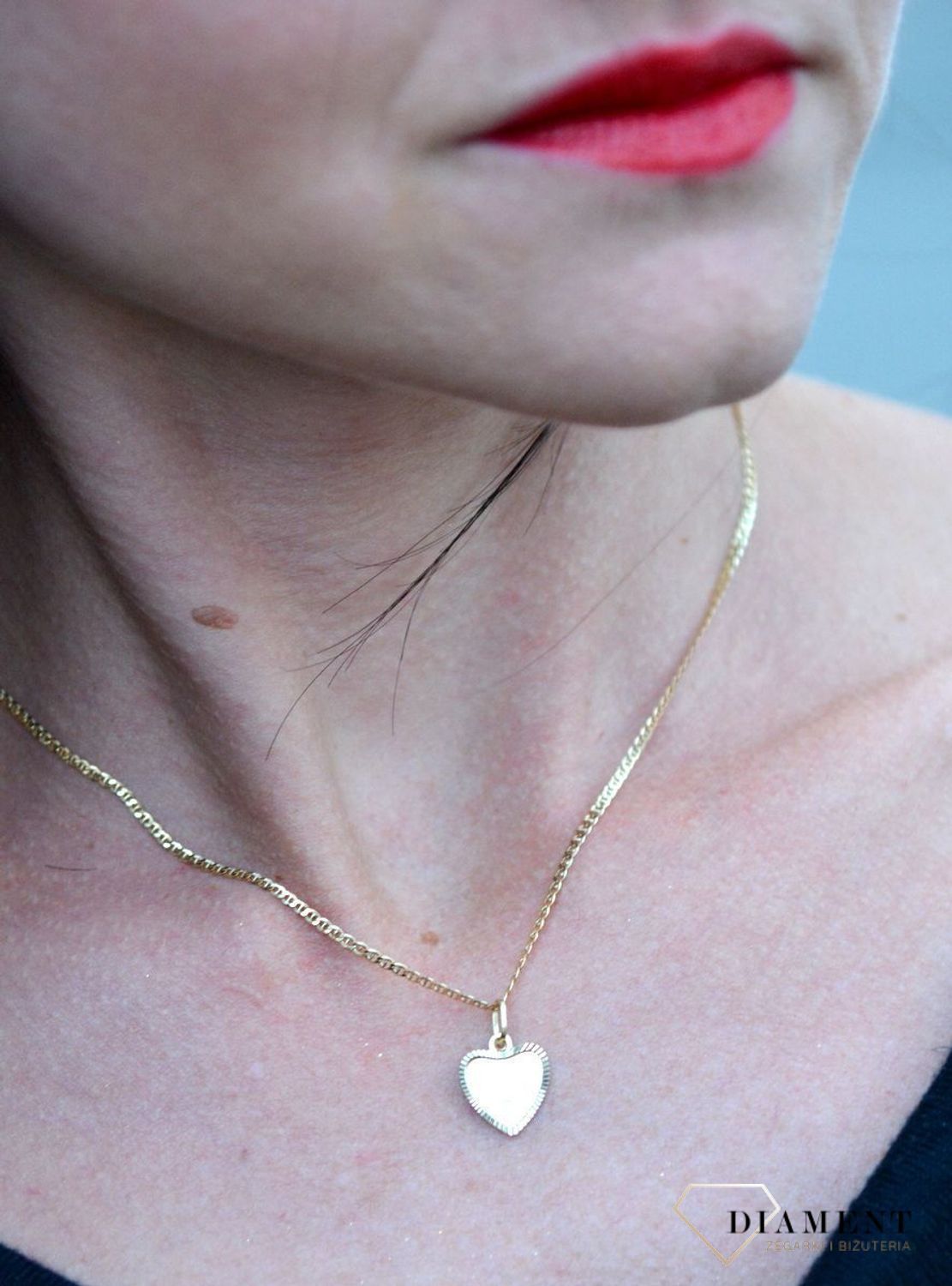 Złota zawieszka medalik kształt grawerowanego serca z Matką Boską DIA-ZAW-4361-585. Piękny medalik o bogatej symbolice religijnej.jpg