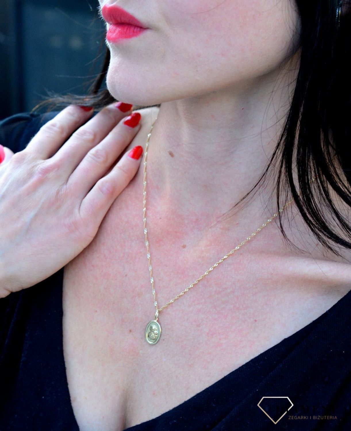 Złota zawieszka owalny medalik 'Matka Boska z dzieciątkiem' DIA-ZAW-4362-585. Piękny medalik o bogatej symbolice religijnej.jpg