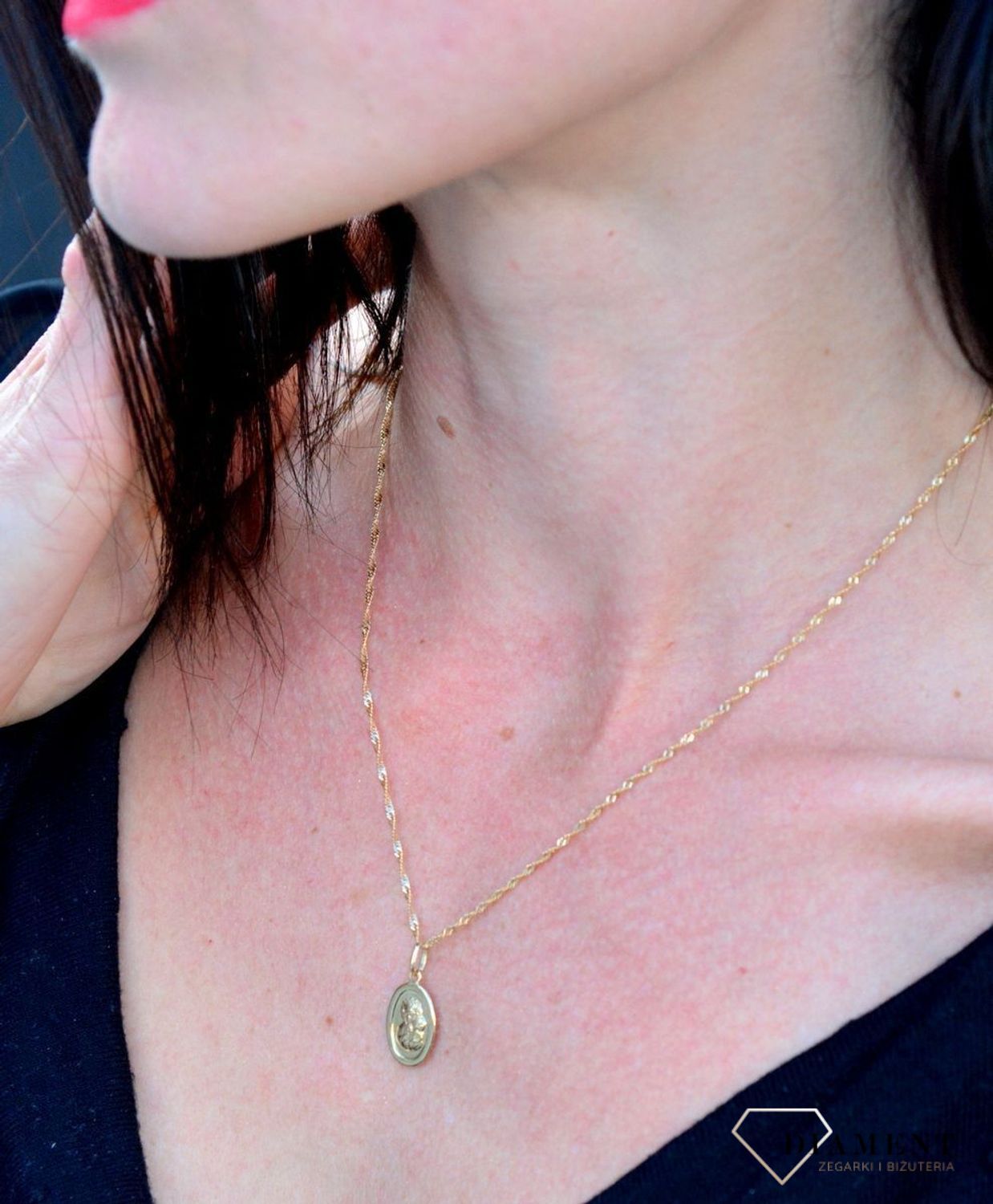 Złota zawieszka owalny medalik 'Matka Boska z dzieciątkiem' DIA-ZAW-4362-585. Piękny medalik o bogatej symbolice religijnej.jpg