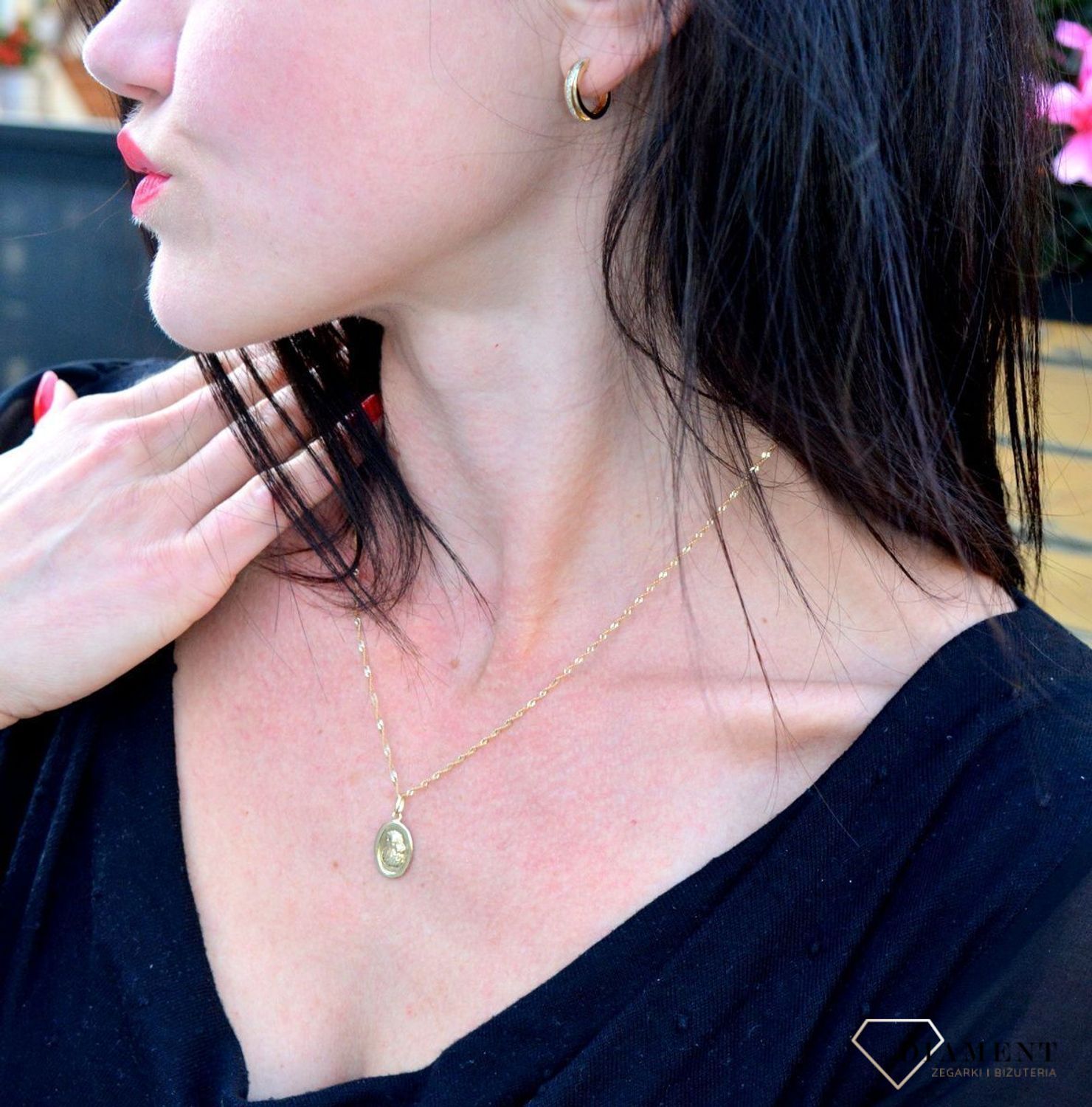 Złota zawieszka owalny medalik 'Matka Boska z dzieciątkiem' DIA-ZAW-4362-585. Piękny medalik o bogatej symbolice religijnej.jpg