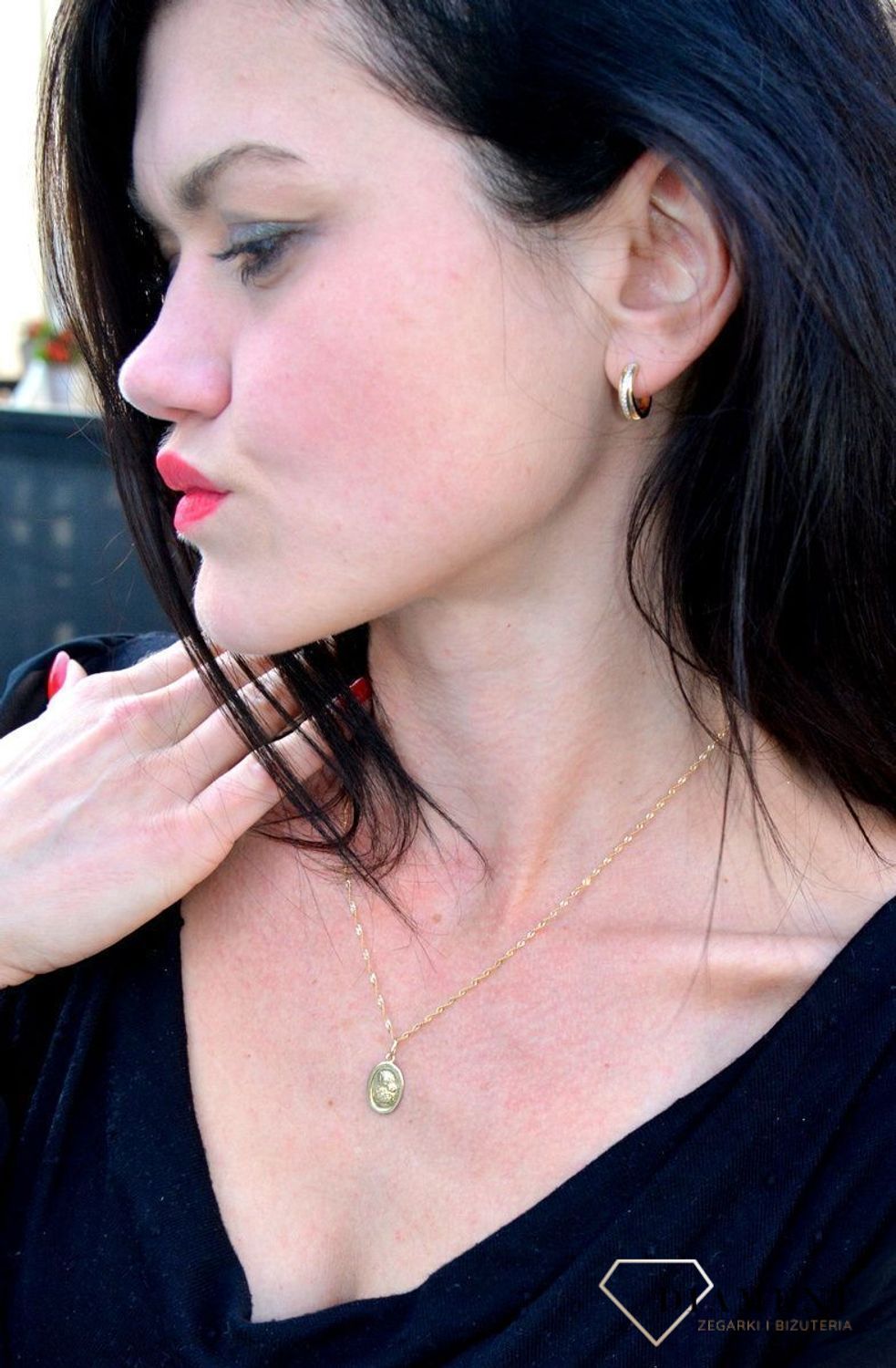 Złota zawieszka owalny medalik 'Matka Boska z dzieciątkiem' DIA-ZAW-4362-585. Piękny medalik o bogatej symbolice religijnej.jpg