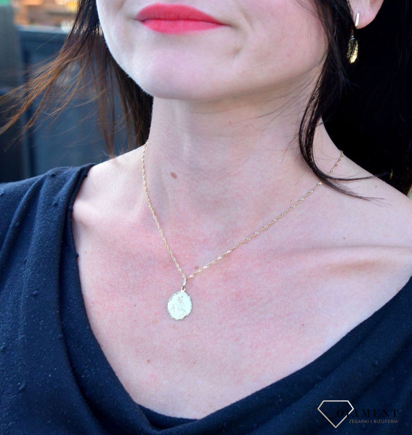 Złota zawieszka medalik dwustronny Matka Boska Szkaplerzna i Jezus DIA-ZAW-4363-585. Piękny medalik o bogatej symbolice religijnej.jpg