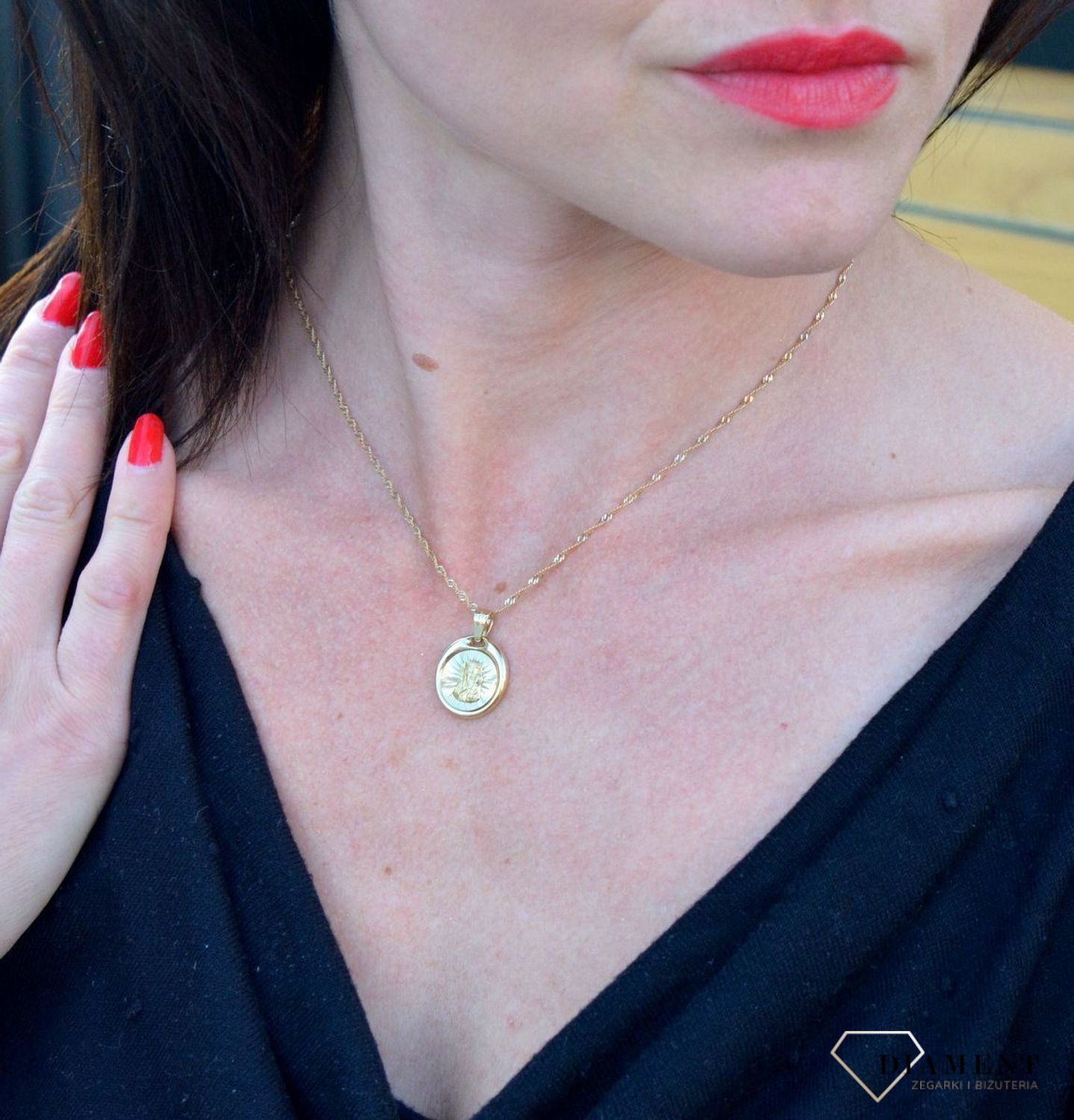 Złota zawieszka okrągły medalik z Matka Boską do graweru DIA-ZAW-4364-585. Złoty medalik został wykonany z najwyższej jakości 14–karatowego żółtego złota.jpg