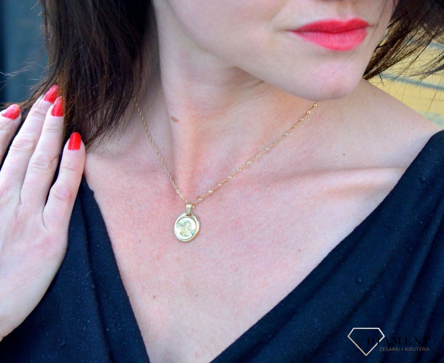 Złota zawieszka okrągły medalik z Matka Boską do graweru DIA-ZAW-4364-585. Złoty medalik został wykonany z najwyższej jakości 14–karatowego żółtego złota.jpg