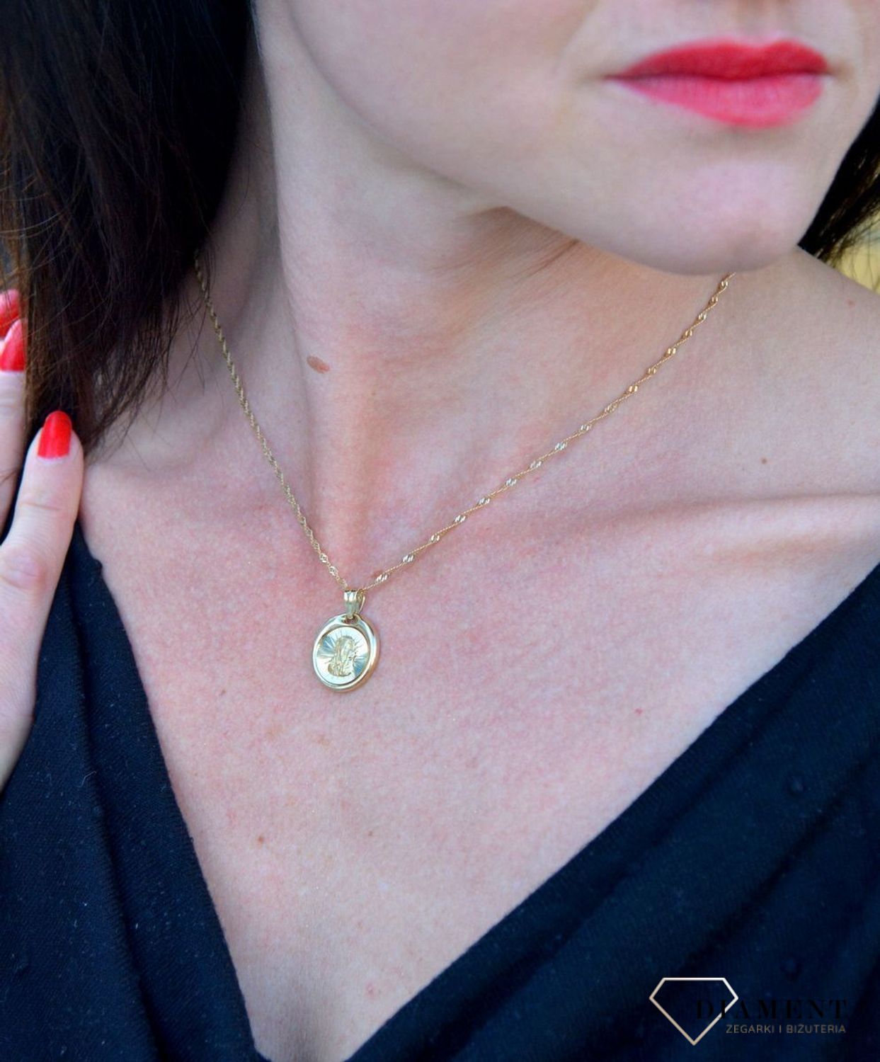 Złota zawieszka okrągły medalik z Matka Boską do graweru DIA-ZAW-4364-585. Złoty medalik został wykonany z najwyższej jakości 14–karatowego żółtego złota.jpg