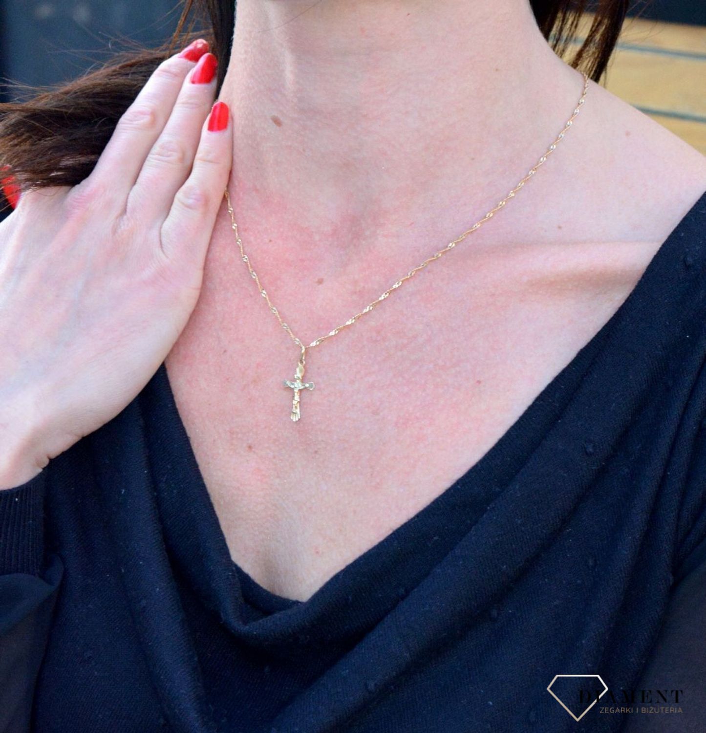 Złota zawieszka grawerowany krzyżyk z wizerunkiem DIA-ZAW-4366-585.jpg