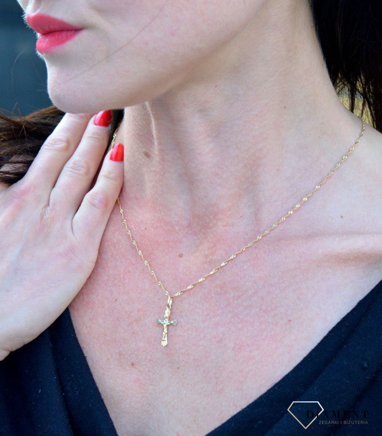 Złota zawieszka grawerowany krzyżyk z wizerunkiem DIA-ZAW-4366-585.jpg