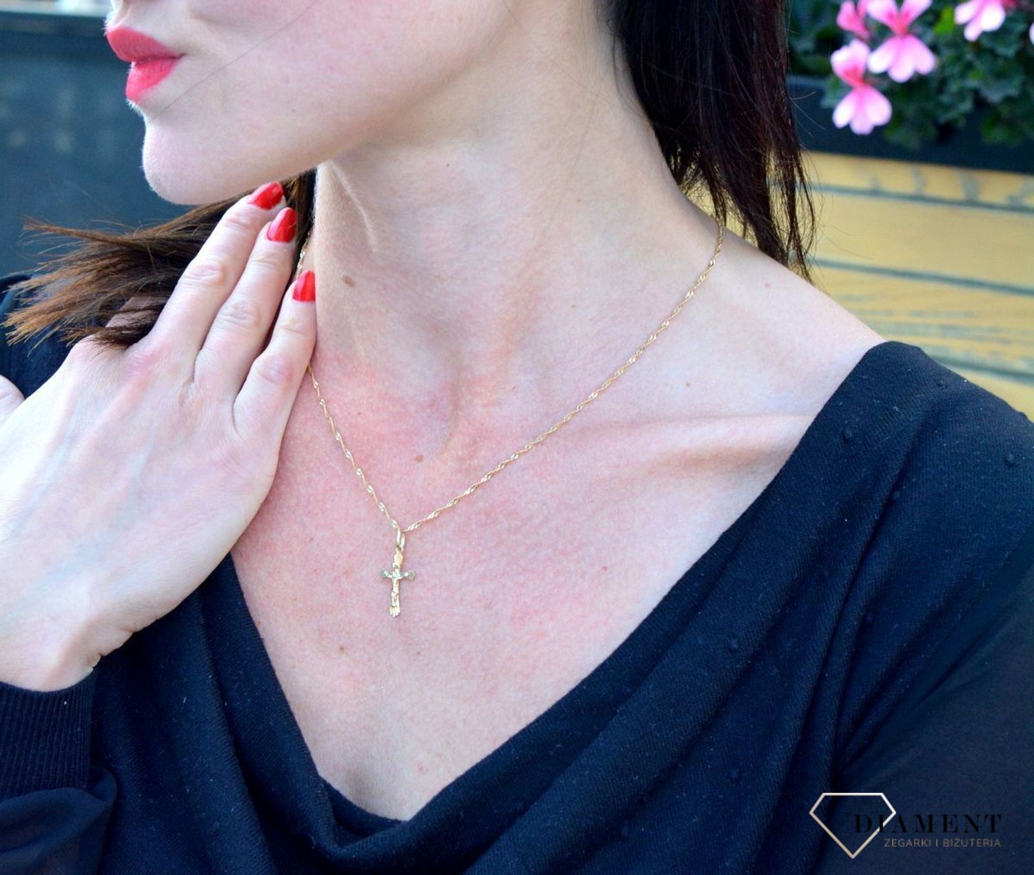 Złota zawieszka grawerowany krzyżyk z wizerunkiem DIA-ZAW-4366-585.jpg
