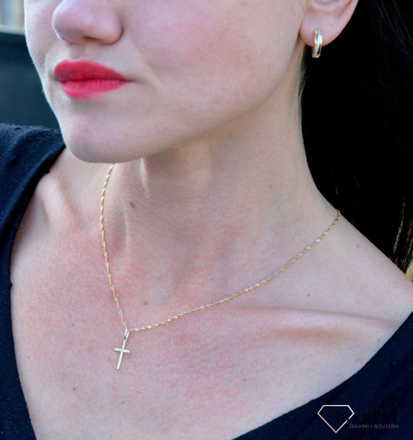 Złota zawieszka gładki krzyżyk DIA-ZAW-4367-585. Efektowny delikatny krzyżyk wykonano z żółtego złota wysokiej próby 585.jpg