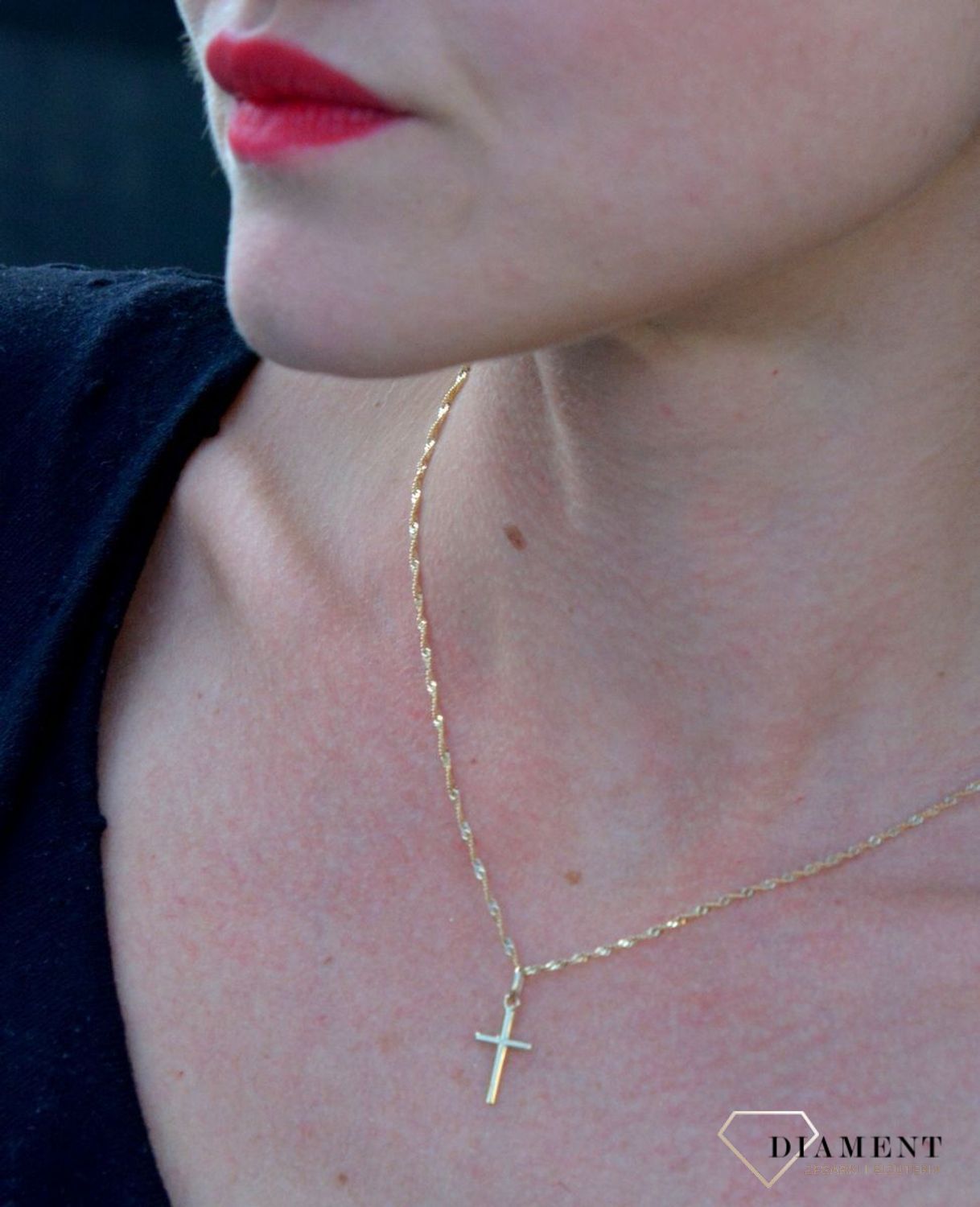 Złota zawieszka gładki krzyżyk DIA-ZAW-4367-585. Efektowny delikatny krzyżyk wykonano z żółtego złota wysokiej próby 585.jpg