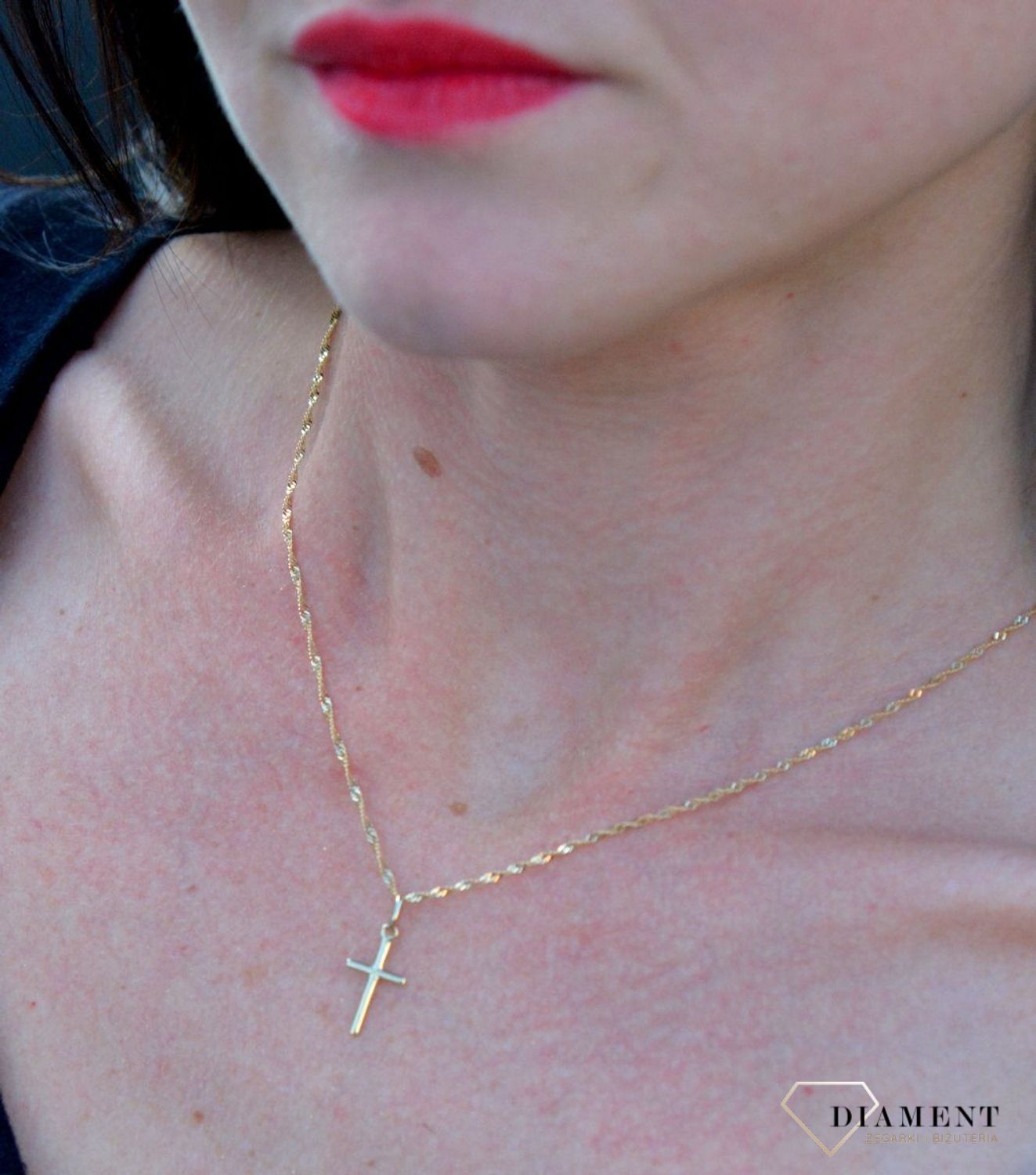 Złota zawieszka gładki krzyżyk DIA-ZAW-4367-585. Efektowny delikatny krzyżyk wykonano z żółtego złota wysokiej próby 585.jpg