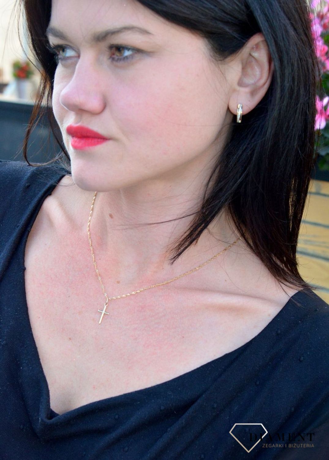 Złota zawieszka gładki krzyżyk DIA-ZAW-4367-585. Efektowny delikatny krzyżyk wykonano z żółtego złota wysokiej próby 585.jpg