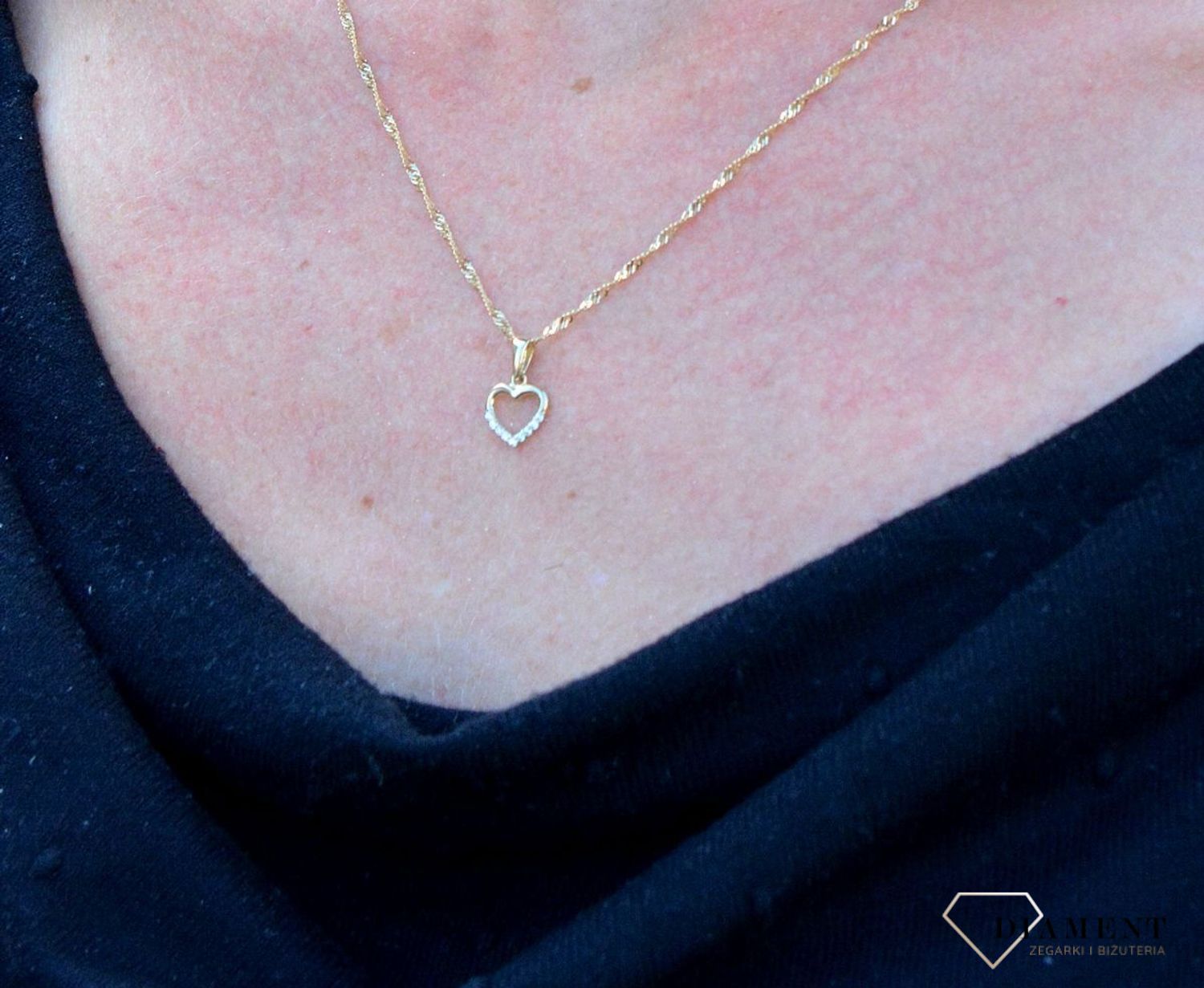Złota zawieszka serce ozdobione cyrkonią DIA-ZAW-4375-585. Złota zawieszka w kształcie serca ozdobione błyszczącą cyrkonią.jpg