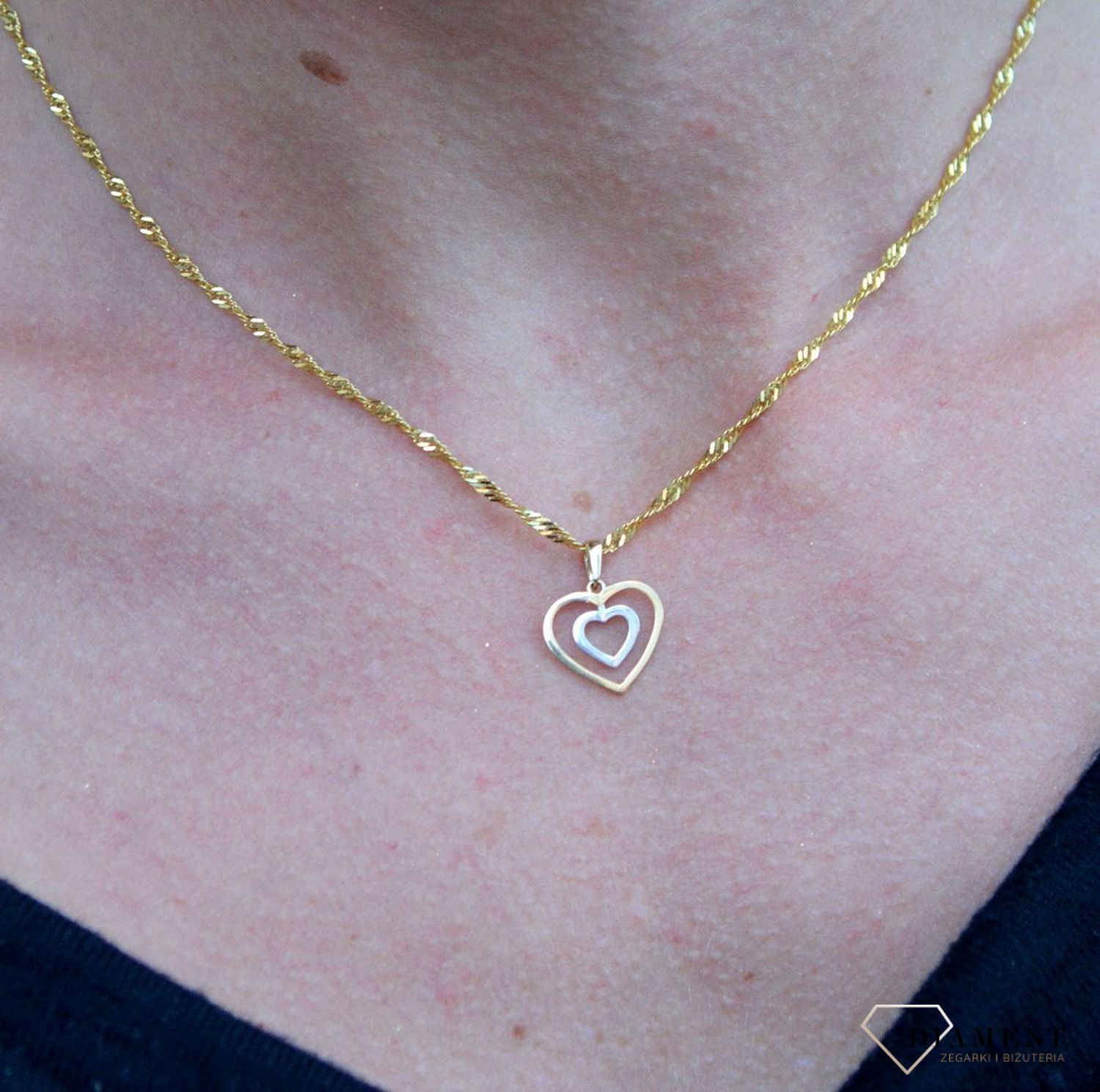 Złota zawieszka podwójne serce z białym złotem DIA-ZAW-4389-585. Złota zawieszka w kształcie grawerowanego serca z ozdobnym wzorem.jpg
