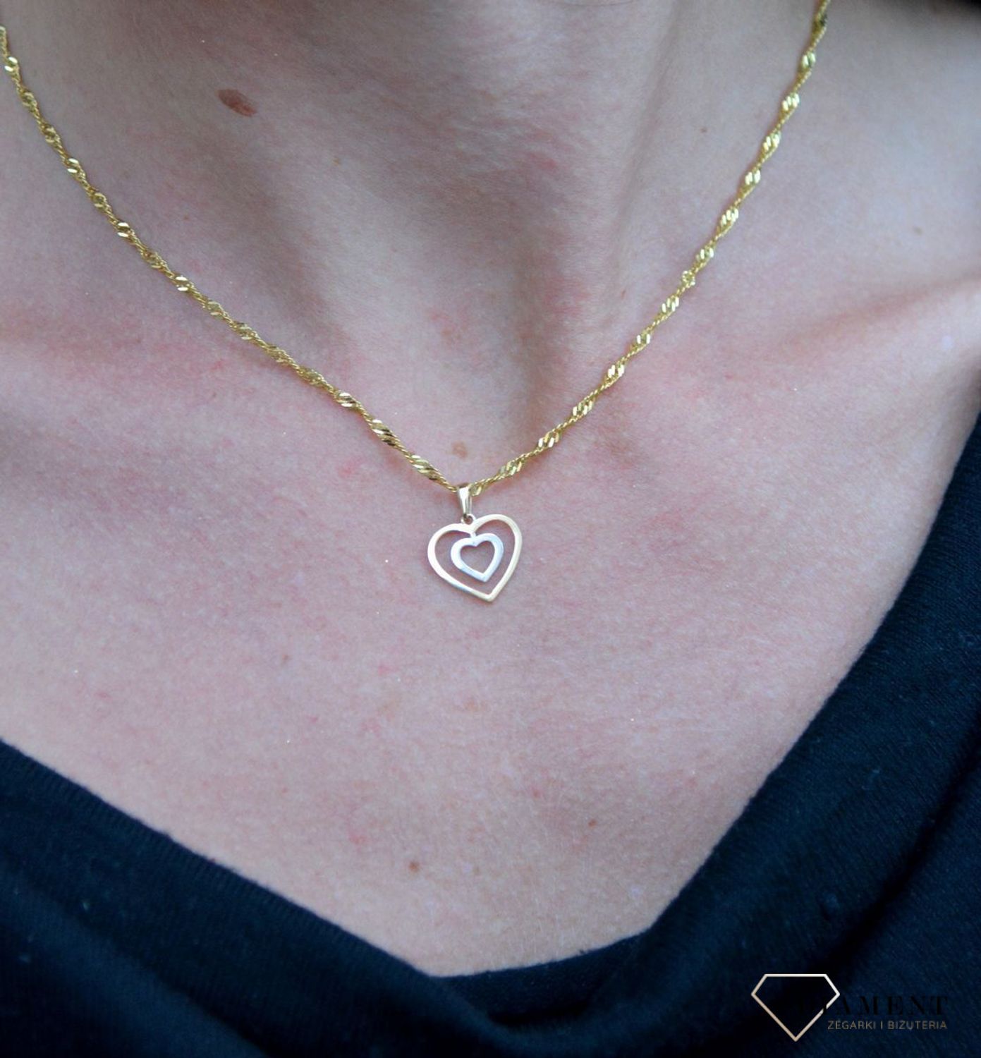 Złota zawieszka podwójne serce z białym złotem DIA-ZAW-4389-585. Złota zawieszka w kształcie grawerowanego serca z ozdobnym wzorem.jpg