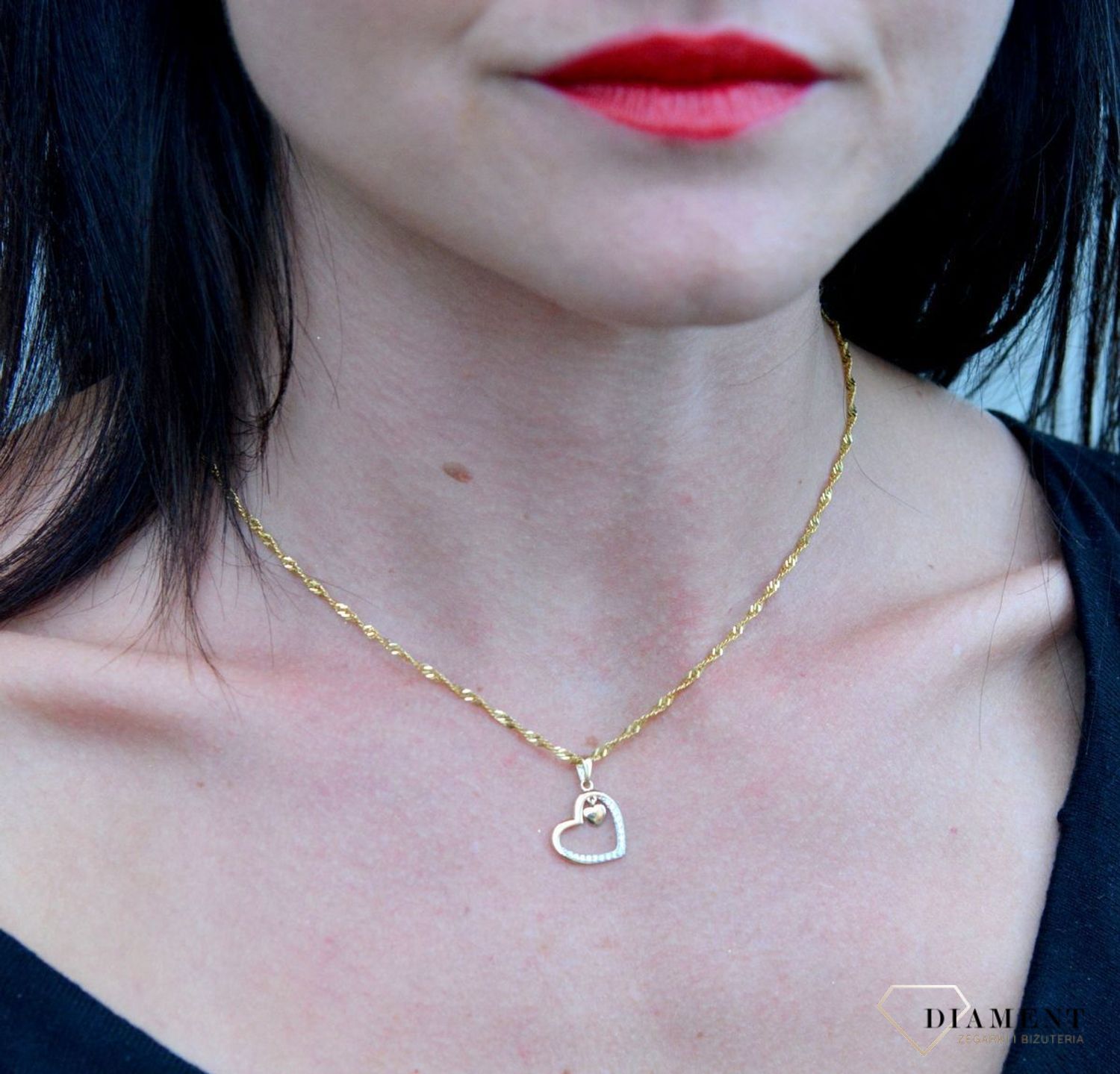 Złota zawieszka serce ozdobione cyrkonią z małym wiszącym serduszkiem DIA-ZAW-4390-585. Złota zawieszka w kształcie serca ozdobione częściowo błyszczącą cyrkonią.jpg