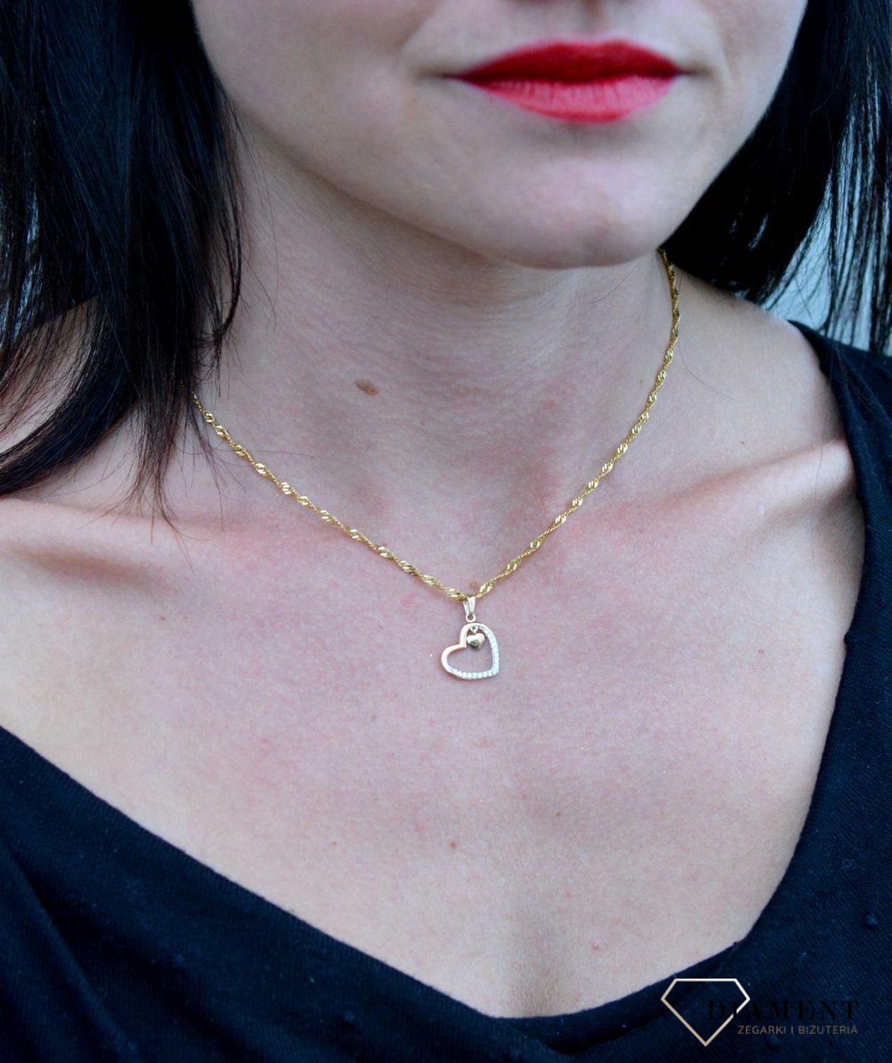 Złota zawieszka serce ozdobione cyrkonią z małym wiszącym serduszkiem DIA-ZAW-4390-585. Złota zawieszka w kształcie serca ozdobione częściowo błyszczącą cyrkonią.jpg