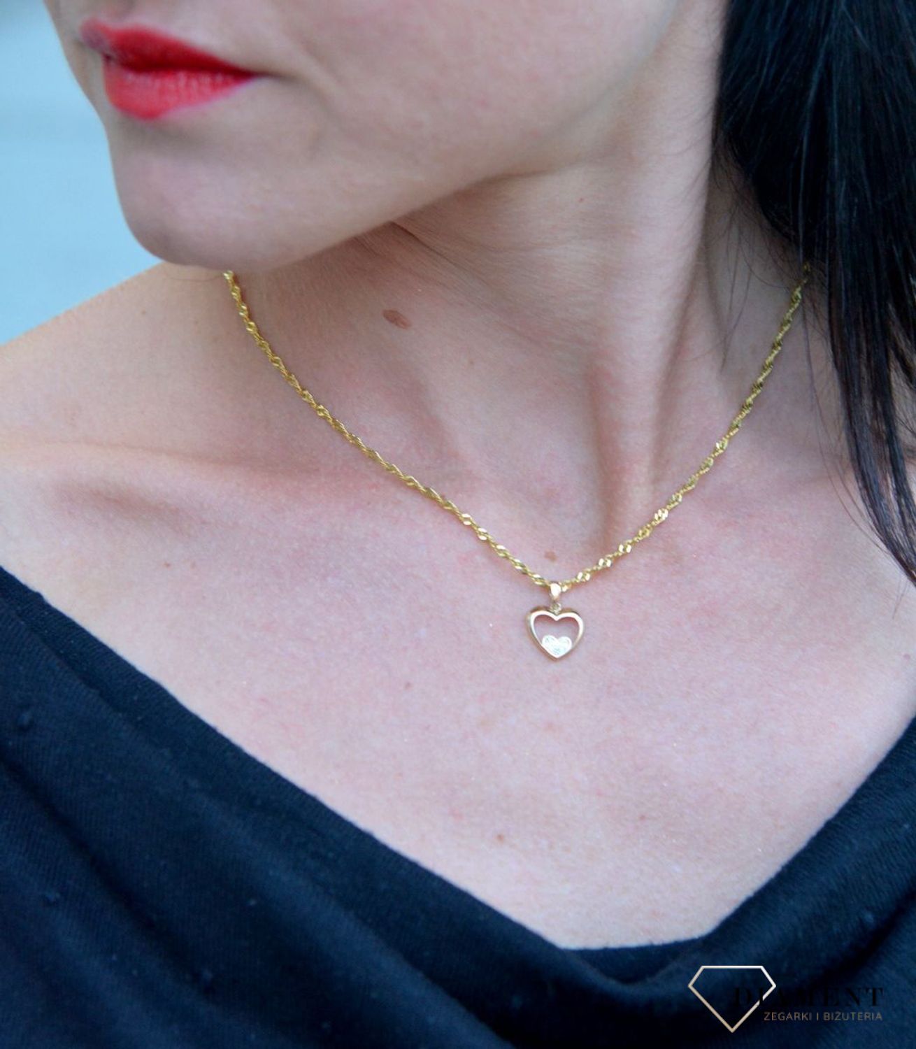 Złota zawieszka dwa serduszka DIA-ZAW-4392-585. Złota zawieszka w kształcie dwóch serduszek jedno z nich mniejsze zostało ozdobione cyrkonią.jpg