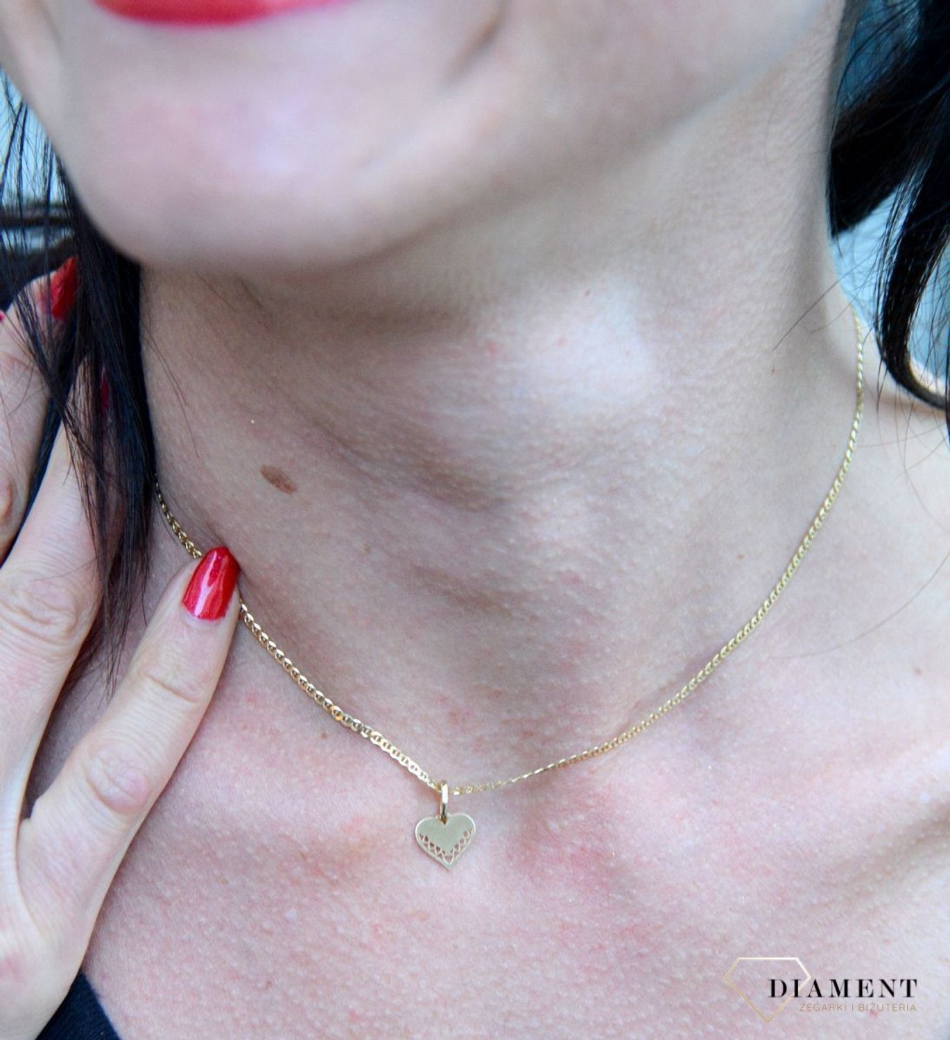 Złota zawieszka blaszka w kształcie serca z wyciętym wzorem DIA-ZAW-4394-585. Złota zawieszka w kształcie serca z ozdobnym wyciętym wzorem.jpg