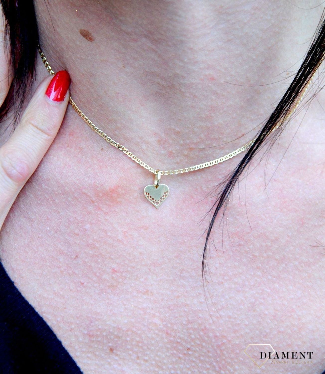 Złota zawieszka blaszka w kształcie serca z wyciętym wzorem DIA-ZAW-4394-585. Złota zawieszka w kształcie serca z ozdobnym wyciętym wzorem.jpg