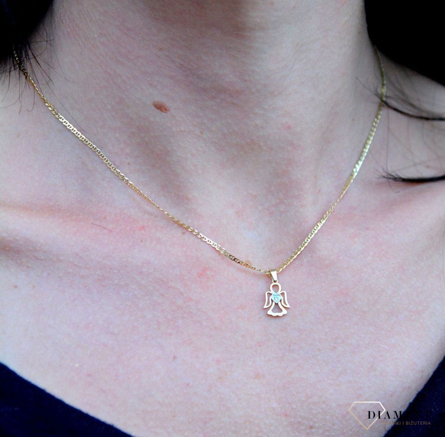 Złota zawieszka aniołek z serduszkiem ozdobiony cyrkonią DIA-ZAW-4395-585. Wisiorek o minimalistycznym wzornictwie.png