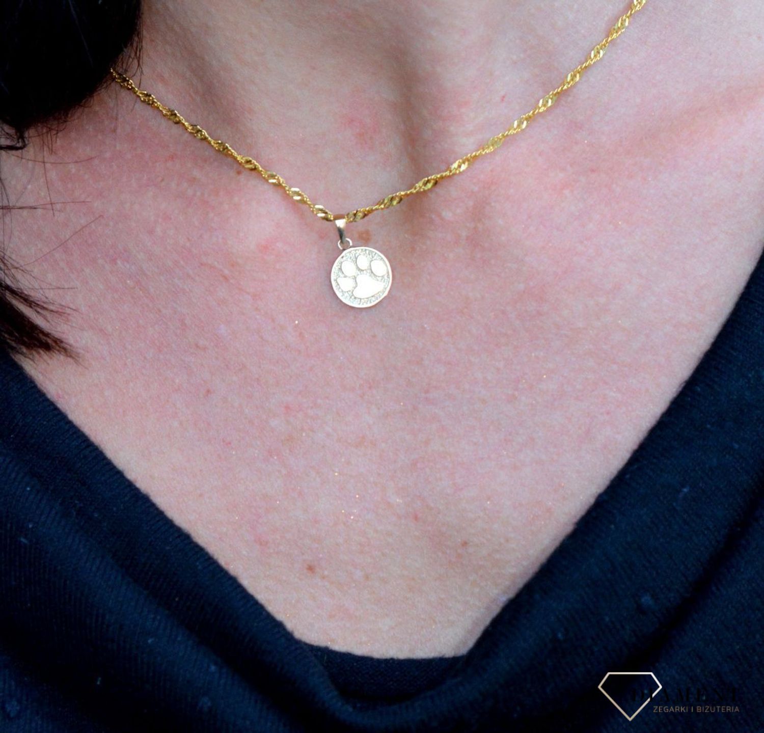 Złota zawieszka okrągła z psią łapką DIA-ZAW-4396-585. Zawieszka dla miłośników psów. Złota zawieszka wykonana z najwyższej próby 585.jpg