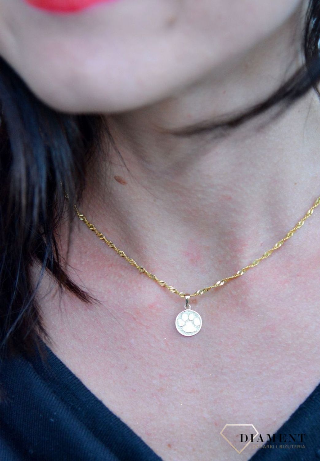 Złota zawieszka okrągła z psią łapką DIA-ZAW-4396-585. Zawieszka dla miłośników psów. Złota zawieszka wykonana z najwyższej próby 585.jpg